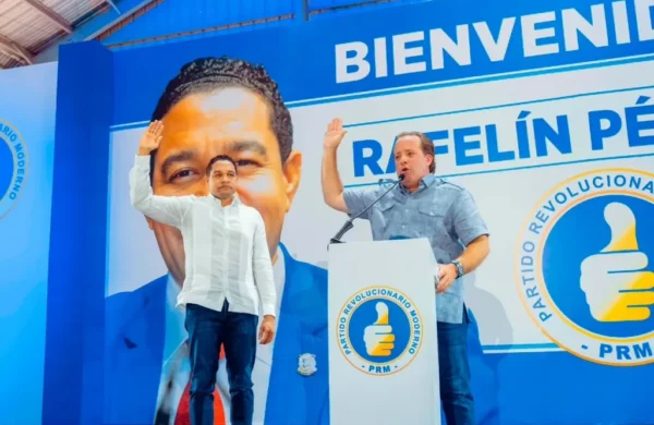 El diputado por la provincia Pedernales, Rafelin Pérez, fue juramentado este sábado como nuevo miembro del Partido Revolucionario Moderno (PRM), tras renunciar a la Fuerza del Pueblo, en un acto celebrado en el multiusos de esa demarcación. La actividad fue encabezada por el presidente del PRM, José Ignacio Paliza, quien aseguró que la incorporación del legislador fortalece la organización política y reafirma el compromiso de seguir construyendo un proyecto basado en el trabajo, la unidad y el servicio a la ciudadanía. "Cada dominicano que decide sumarse con vocación y compromiso manifiesto a nuestra organización contribuye aún más a seguir construyendo el país que queremos. ¡Bienvenido Rafelin al PRM! Sigamos avanzando juntos", expresó Paliza durante la juramentación. Con la integración de Pérez, el PRM fortalece su estructura política en la provincia de Pedernales, de cara a los próximos desafíos electorales y organizativos.