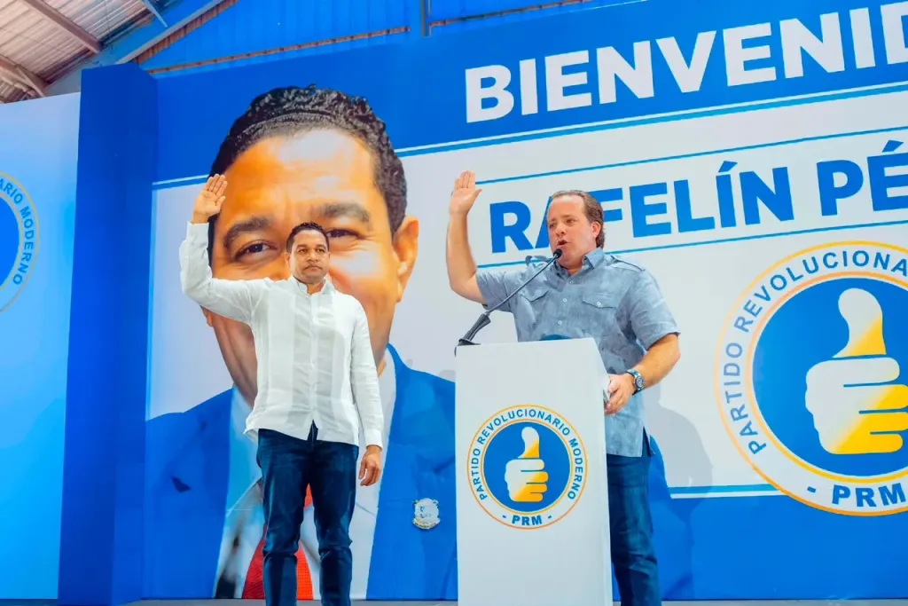 El diputado por la provincia Pedernales, Rafelin Pérez, fue juramentado este sábado como nuevo miembro del Partido Revolucionario Moderno (PRM), tras renunciar a la Fuerza del Pueblo, en un acto celebrado en el multiusos de esa demarcación. La actividad fue encabezada por el presidente del PRM, José Ignacio Paliza, quien aseguró que la incorporación del legislador fortalece la organización política y reafirma el compromiso de seguir construyendo un proyecto basado en el trabajo, la unidad y el servicio a la ciudadanía. "Cada dominicano que decide sumarse con vocación y compromiso manifiesto a nuestra organización contribuye aún más a seguir construyendo el país que queremos. ¡Bienvenido Rafelin al PRM! Sigamos avanzando juntos", expresó Paliza durante la juramentación. Con la integración de Pérez, el PRM fortalece su estructura política en la provincia de Pedernales, de cara a los próximos desafíos electorales y organizativos.