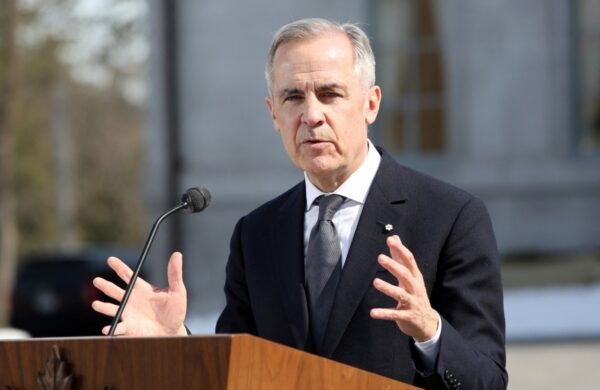El primer ministro de Canadá, Mark Carney, acusó este lunes a Estados Unidos de incumplir el Tratado entre México, Estados Unidos y Canadá (T-MEC), luego de que la administración del presidente Donald Trump anunciara un nuevo arancel del 50 % sobre un amplio grupo de productos canadienses. Carney calificó la medida como una acción comercial unilateral que contraviene el acuerdo de libre comercio y aseguró que su Gobierno intensificará las negociaciones para intentar resolver la creciente disputa entre ambos países. En un comunicado oficial, el mandatario afirmó que la decisión se suma a otras medidas adoptadas por Washington que, a su juicio, también violan el tratado, incluyendo los gravámenes aplicados al sector automotor canadiense. El primer ministro explicó que Canadá ha respondido únicamente con acciones equivalentes y reiteró que su administración presentó propuestas para modernizar el T-MEC y superar las diferencias comerciales con Estados Unidos. Carney advirtió además que la escalada arancelaria incrementa los costos para consumidores y empresas, especialmente en territorio estadounidense, por lo que defendió un sistema de comercio basado en reglas claras y mercados abiertos. Asimismo, aseguró que Canadá continuará tomando medidas para proteger a sus trabajadores, agricultores, empresas y consumidores, aunque mantendrá abiertas las vías de diálogo con Washington. La administración Trump justificó los nuevos aranceles al señalar que Canadá mantiene prácticas comerciales que considera perjudiciales para la economía estadounidense, entre ellas restricciones a productos lácteos, elevados aranceles agrícolas, impuestos sobre servicios digitales y represalias frente a medidas comerciales previas. El anuncio se produjo además después de que Trump responsabilizara a Canadá por el humo generado por los incendios forestales que este verano afectó la calidad del aire en varios estados del norte y noreste de Estados Unidos.