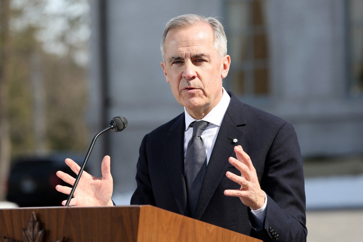El primer ministro de Canadá, Mark Carney, acusó este lunes a Estados Unidos de incumplir el Tratado entre México, Estados Unidos y Canadá (T-MEC), luego de que la administración del presidente Donald Trump anunciara un nuevo arancel del 50 % sobre un amplio grupo de productos canadienses. Carney calificó la medida como una acción comercial unilateral que contraviene el acuerdo de libre comercio y aseguró que su Gobierno intensificará las negociaciones para intentar resolver la creciente disputa entre ambos países. En un comunicado oficial, el mandatario afirmó que la decisión se suma a otras medidas adoptadas por Washington que, a su juicio, también violan el tratado, incluyendo los gravámenes aplicados al sector automotor canadiense. El primer ministro explicó que Canadá ha respondido únicamente con acciones equivalentes y reiteró que su administración presentó propuestas para modernizar el T-MEC y superar las diferencias comerciales con Estados Unidos. Carney advirtió además que la escalada arancelaria incrementa los costos para consumidores y empresas, especialmente en territorio estadounidense, por lo que defendió un sistema de comercio basado en reglas claras y mercados abiertos. Asimismo, aseguró que Canadá continuará tomando medidas para proteger a sus trabajadores, agricultores, empresas y consumidores, aunque mantendrá abiertas las vías de diálogo con Washington. La administración Trump justificó los nuevos aranceles al señalar que Canadá mantiene prácticas comerciales que considera perjudiciales para la economía estadounidense, entre ellas restricciones a productos lácteos, elevados aranceles agrícolas, impuestos sobre servicios digitales y represalias frente a medidas comerciales previas. El anuncio se produjo además después de que Trump responsabilizara a Canadá por el humo generado por los incendios forestales que este verano afectó la calidad del aire en varios estados del norte y noreste de Estados Unidos.