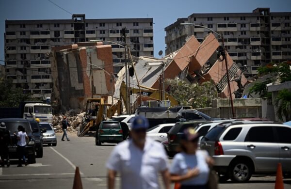 Caracas retoma rutinas un mes después del doble terremoto