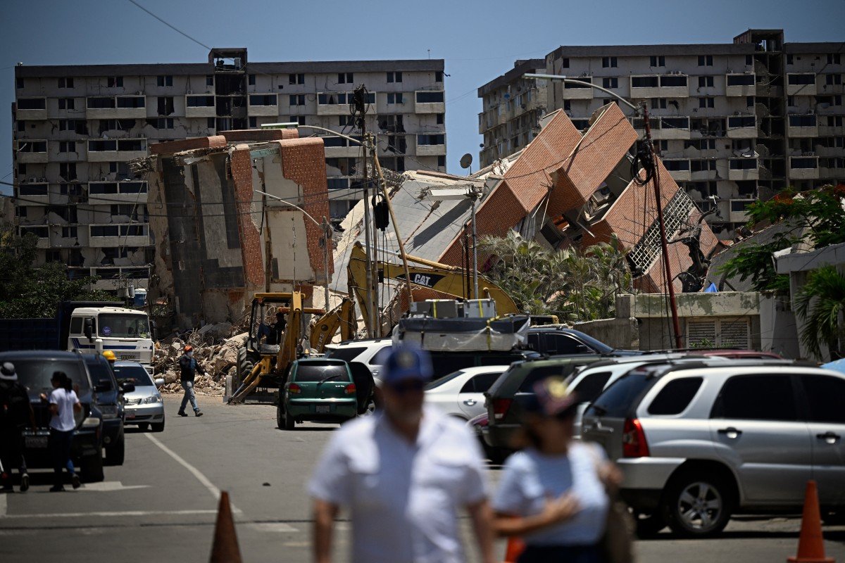 Caracas retoma rutinas un mes después del doble terremoto