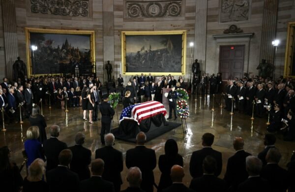 El senador republicano Lindsey Graham, una de las figuras más influyentes del Congreso de Estados Unidos en las últimas décadas, recibió este martes un homenaje en el Capitolio antes del funeral previsto en la Catedral Nacional de Washington, tras su repentina muerte el pasado 11 de julio. Ceremonia en el Capitolio Washington acogió el inicio de los actos fúnebres con una ceremonia de llegada al Capitolio, en la que el féretro de Graham, cubierto con la bandera estadounidense, fue trasladado por un equipo de portadores de las Fuerzas Armadas, en reconocimiento a sus décadas de servicio en la Fuerza Aérea. Tras la llegada del ataúd se celebró un breve acto en la Rotonda del Congreso, con la participación de autoridades y legisladores. Intervenciones Durante el homenaje intervinieron, entre otros, el vicepresidente estadounidense JD Vance y el líder de la mayoría republicana en el Senado, John Thune. Vance recordó las diferencias que ambos mantuvieron sobre la guerra en Ucrania, pero aseguró que nunca afectaron a la relación personal. “Era un firme defensor de Ucrania y tuvimos una acalorada discusión durante un almuerzo en el Senado. Prefiero recordar a Lindsey Graham como un hombre que podía discrepar contigo sin volverse desagradable”, expresó. Funeral en la Catedral Nacional El cuerpo del senador será trasladado hasta la Catedral Nacional de Washington, donde está previsto que a las 14:00 hora local (18:00 GMT) dé comienzo el funeral en el que participará el presidente Donald Trump y al que también asistirán el primer ministro israelí Benjamín Netanyahu y el presidente ucraniano Volodímir Zelenski. En declaraciones previas, Trump destacó la capacidad de Graham para lograr consensos entre ambos partidos. “Lindsey era capaz de unir a la gente. Si necesitaba a un demócrata, normalmente podía conseguirlo. Era un gran político y un gran caballero”, afirmó. El presidente también aludió al respaldo del senador a las intervenciones militares del país y a su política exterior: “A Lindsey le gustaba la guerra, para ser sincero. Bromeo diciendo, aunque no tiene nada de gracioso, que nunca vio una guerra que no le gustara”, señaló. Actos en Carolina del Sur Tras el funeral en Washington, el féretro será trasladado a Carolina del Sur, estado al que representaba Graham, donde el miércoles continuarán los actos con una procesión fúnebre y un nuevo servicio religioso abierto al público para despedir al senador.