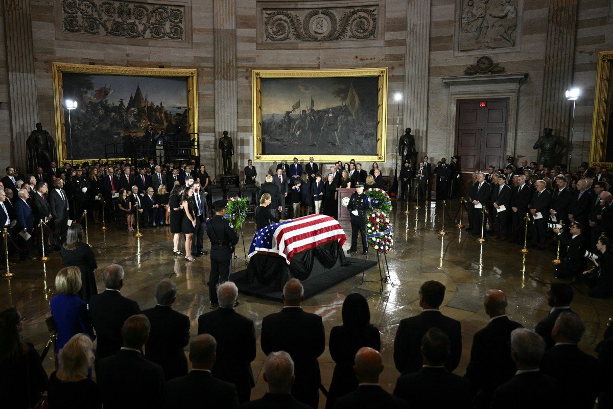 El senador republicano Lindsey Graham, una de las figuras más influyentes del Congreso de Estados Unidos en las últimas décadas, recibió este martes un homenaje en el Capitolio antes del funeral previsto en la Catedral Nacional de Washington, tras su repentina muerte el pasado 11 de julio. Ceremonia en el Capitolio Washington acogió el inicio de los actos fúnebres con una ceremonia de llegada al Capitolio, en la que el féretro de Graham, cubierto con la bandera estadounidense, fue trasladado por un equipo de portadores de las Fuerzas Armadas, en reconocimiento a sus décadas de servicio en la Fuerza Aérea. Tras la llegada del ataúd se celebró un breve acto en la Rotonda del Congreso, con la participación de autoridades y legisladores. Intervenciones Durante el homenaje intervinieron, entre otros, el vicepresidente estadounidense JD Vance y el líder de la mayoría republicana en el Senado, John Thune. Vance recordó las diferencias que ambos mantuvieron sobre la guerra en Ucrania, pero aseguró que nunca afectaron a la relación personal. “Era un firme defensor de Ucrania y tuvimos una acalorada discusión durante un almuerzo en el Senado. Prefiero recordar a Lindsey Graham como un hombre que podía discrepar contigo sin volverse desagradable”, expresó. Funeral en la Catedral Nacional El cuerpo del senador será trasladado hasta la Catedral Nacional de Washington, donde está previsto que a las 14:00 hora local (18:00 GMT) dé comienzo el funeral en el que participará el presidente Donald Trump y al que también asistirán el primer ministro israelí Benjamín Netanyahu y el presidente ucraniano Volodímir Zelenski. En declaraciones previas, Trump destacó la capacidad de Graham para lograr consensos entre ambos partidos. “Lindsey era capaz de unir a la gente. Si necesitaba a un demócrata, normalmente podía conseguirlo. Era un gran político y un gran caballero”, afirmó. El presidente también aludió al respaldo del senador a las intervenciones militares del país y a su política exterior: “A Lindsey le gustaba la guerra, para ser sincero. Bromeo diciendo, aunque no tiene nada de gracioso, que nunca vio una guerra que no le gustara”, señaló. Actos en Carolina del Sur Tras el funeral en Washington, el féretro será trasladado a Carolina del Sur, estado al que representaba Graham, donde el miércoles continuarán los actos con una procesión fúnebre y un nuevo servicio religioso abierto al público para despedir al senador.