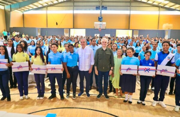 Presidente dialoga con jóvenes sobre educación y empleo en Montecristi