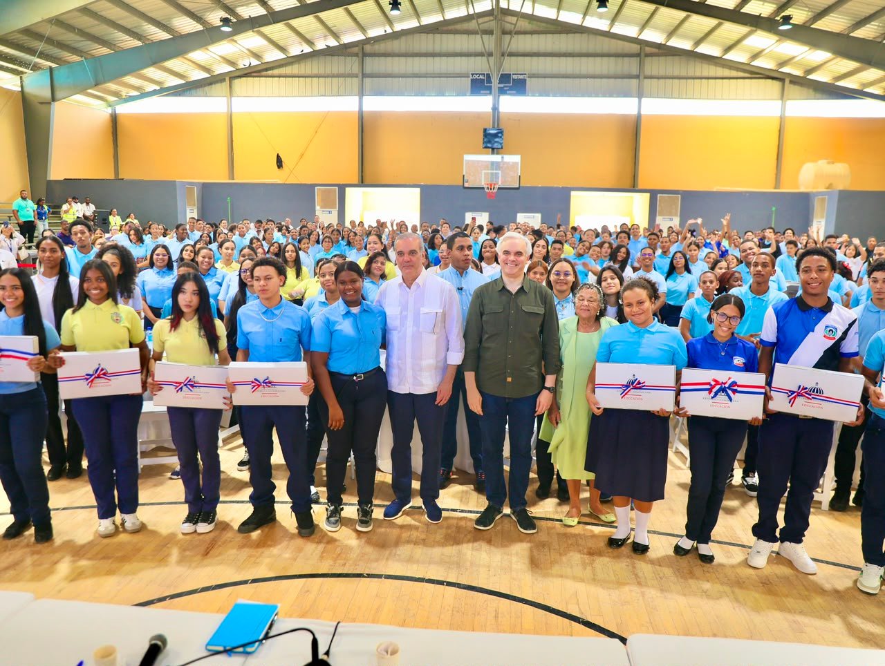 Presidente dialoga con jóvenes sobre educación y empleo en Montecristi