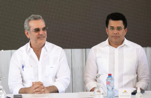 Abinader inaugura remozamiento de playa El Faro en San Pedro