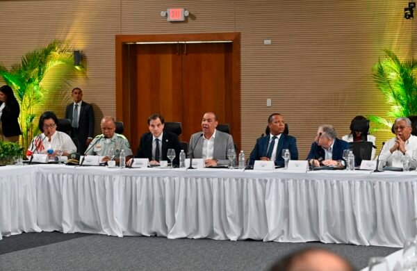 El Instituto Nacional de Tránsito y Transporte Terrestre (Intrant) encabezó la primera Reunión Ministerial de Alto Nivel de Articulación de Acciones por la Seguridad Vial, un encuentro que reunió a autoridades del Gobierno, organismos internacionales y especialistas con el propósito de coordinar estrategias para reducir los accidentes de tránsito en la República Dominicana. Durante la actividad, celebrada en el Centro de Convenciones del Ministerio de Relaciones Exteriores (MIREX), fueron presentados los mecanismos de implementación del Plan Estratégico Nacional de Seguridad Vial (PENSV) 2025-2030, además de conformarse mesas permanentes de trabajo y designarse los enlaces institucionales encargados de dar seguimiento a las acciones priorizadas. El director ejecutivo del Intrant, Milton Morrison, afirmó que la seguridad vial requiere el compromiso de todas las instituciones del Estado y destacó que el trabajo conjunto permitirá fortalecer las políticas orientadas a salvar vidas y promover una movilidad más segura. El encuentro contó con la participación del enviado especial del secretario general de las Naciones Unidas para la Seguridad Vial, Jean Todt; el viceministro de Política Exterior Multilateral, Rubén Silié; representantes del Sistema de las Naciones Unidas, la OPS/OMS, ministros del Gobierno y especialistas internacionales, quienes coincidieron en la necesidad de reforzar la cooperación y el intercambio de buenas prácticas. Como parte de los avances presentados, el Intrant informó la creación de cinco Mesas Locales de Seguridad Vial, la realización de más de 55 mil pruebas de alcoholemia, la identificación de 25 puntos críticos de siniestralidad, el inicio del Plan de Reducción de Velocidad y el desarrollo del programa Entornos Escolares Seguros en 287 centros educativos. Asimismo, destacó la capacitación de más de 1,000 conductores, la formación de agentes de la Digesett y la firma de un acuerdo entre 14 instituciones para fortalecer el intercambio de datos sobre siniestralidad vial, con el objetivo de respaldar la toma de decisiones y el diseño de políticas públicas basadas en evidencia.