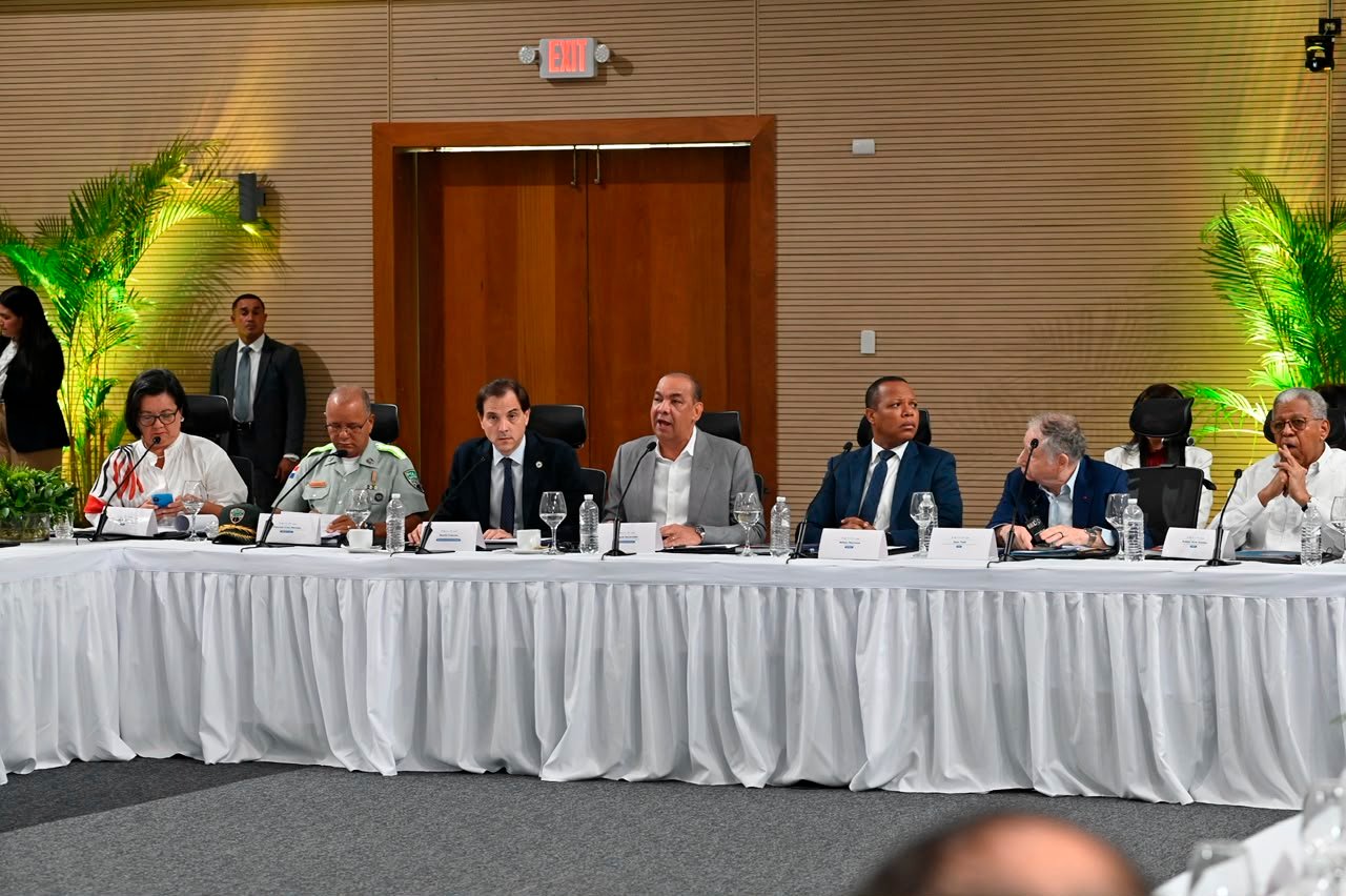 El Instituto Nacional de Tránsito y Transporte Terrestre (Intrant) encabezó la primera Reunión Ministerial de Alto Nivel de Articulación de Acciones por la Seguridad Vial, un encuentro que reunió a autoridades del Gobierno, organismos internacionales y especialistas con el propósito de coordinar estrategias para reducir los accidentes de tránsito en la República Dominicana. Durante la actividad, celebrada en el Centro de Convenciones del Ministerio de Relaciones Exteriores (MIREX), fueron presentados los mecanismos de implementación del Plan Estratégico Nacional de Seguridad Vial (PENSV) 2025-2030, además de conformarse mesas permanentes de trabajo y designarse los enlaces institucionales encargados de dar seguimiento a las acciones priorizadas. El director ejecutivo del Intrant, Milton Morrison, afirmó que la seguridad vial requiere el compromiso de todas las instituciones del Estado y destacó que el trabajo conjunto permitirá fortalecer las políticas orientadas a salvar vidas y promover una movilidad más segura. El encuentro contó con la participación del enviado especial del secretario general de las Naciones Unidas para la Seguridad Vial, Jean Todt; el viceministro de Política Exterior Multilateral, Rubén Silié; representantes del Sistema de las Naciones Unidas, la OPS/OMS, ministros del Gobierno y especialistas internacionales, quienes coincidieron en la necesidad de reforzar la cooperación y el intercambio de buenas prácticas. Como parte de los avances presentados, el Intrant informó la creación de cinco Mesas Locales de Seguridad Vial, la realización de más de 55 mil pruebas de alcoholemia, la identificación de 25 puntos críticos de siniestralidad, el inicio del Plan de Reducción de Velocidad y el desarrollo del programa Entornos Escolares Seguros en 287 centros educativos. Asimismo, destacó la capacitación de más de 1,000 conductores, la formación de agentes de la Digesett y la firma de un acuerdo entre 14 instituciones para fortalecer el intercambio de datos sobre siniestralidad vial, con el objetivo de respaldar la toma de decisiones y el diseño de políticas públicas basadas en evidencia.