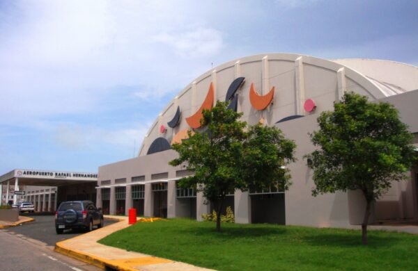 Más de 15 vuelos fueron cancelados este domingo en el Aeropuerto Internacional Luis Muñoz Marín (SJU), en Puerto Rico, debido a las condiciones meteorológicas adversas que afectan el este de Estados Unidos, informó Aerostar, empresa administradora de la terminal aérea. De acuerdo con la entidad, las cancelaciones incluyen nueve vuelos de llegada, que afectan a unos 1,845 pasajeros, y siete vuelos de salida, con un impacto estimado de 1,403 viajeros. La mayoría de las operaciones suspendidas corresponden a vuelos de la aerolínea JetBlue con destino o procedencia del Aeropuerto Internacional John F. Kennedy (JFK), en Nueva York. Ante esta situación, Aerostar recomendó a los pasajeros con vuelos programados para las próximas horas mantenerse en contacto con sus respectivas aerolíneas para conocer el estado actualizado de sus itinerarios y posibles reprogramaciones.