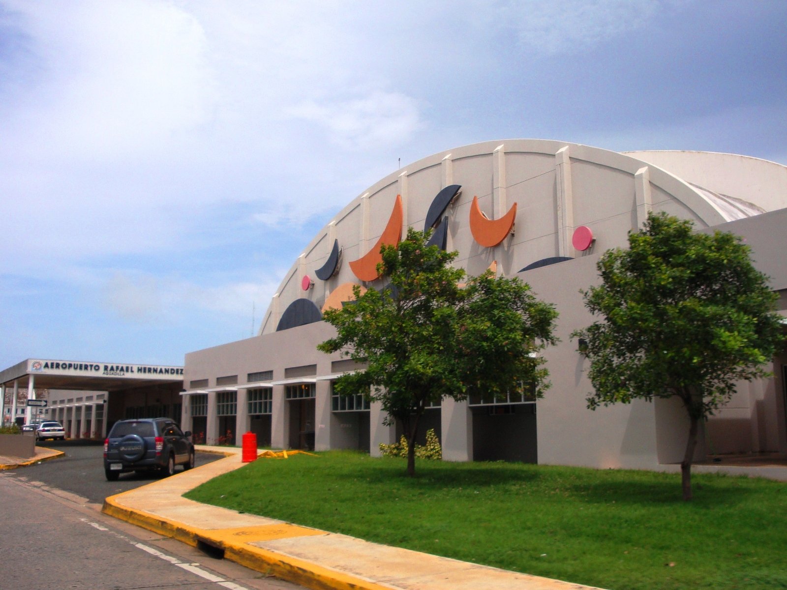 Más de 15 vuelos fueron cancelados este domingo en el Aeropuerto Internacional Luis Muñoz Marín (SJU), en Puerto Rico, debido a las condiciones meteorológicas adversas que afectan el este de Estados Unidos, informó Aerostar, empresa administradora de la terminal aérea. De acuerdo con la entidad, las cancelaciones incluyen nueve vuelos de llegada, que afectan a unos 1,845 pasajeros, y siete vuelos de salida, con un impacto estimado de 1,403 viajeros. La mayoría de las operaciones suspendidas corresponden a vuelos de la aerolínea JetBlue con destino o procedencia del Aeropuerto Internacional John F. Kennedy (JFK), en Nueva York. Ante esta situación, Aerostar recomendó a los pasajeros con vuelos programados para las próximas horas mantenerse en contacto con sus respectivas aerolíneas para conocer el estado actualizado de sus itinerarios y posibles reprogramaciones.