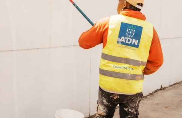La Alcaldía del Distrito Nacional ejecuta un amplio programa de embellecimiento urbano y entrega de obras con el objetivo de que Santo Domingo reciba en óptimas condiciones los XXV Juegos Centroamericanos y del Caribe 2026, que se celebrarán del 24 de julio al 8 de agosto. Según informó el cabildo, la alcaldesa Carolina Mejía, en coordinación con el Gobierno central y el Comité Organizador, encabeza los trabajos para preparar la ciudad, que será sede del evento deportivo regional en el que participarán más de 6,000 atletas de 37 países. Entre las principales infraestructuras habilitadas para la justa figuran el Malecón Deportivo y el Paseo 30 de Mayo, donde ya avanzan los preparativos para las competencias. En el Malecón Deportivo se disputarán las pruebas de baloncesto 3x3, voleibol de playa y skateboard (Street), mientras que el Parque Deportivo Paseo 30 de Mayo albergará las competencias de patinaje de velocidad en su moderno patinódromo. Mejía destacó que la celebración de los Juegos representa una oportunidad para proyectar la hospitalidad dominicana y consolidar a Santo Domingo como una ciudad capaz de albergar eventos deportivos de alto nivel. Como parte de los preparativos, también fue inaugurado el parque Taíno, espacio que servirá como legado de la cita deportiva, y continúan los trabajos de asfaltado, iluminación, poda, señalización y embellecimiento de las principales vías por donde se desplazarán las delegaciones. Asimismo, las autoridades ultiman los detalles del mural conmemorativo de los Juegos Centroamericanos y del Caribe Santo Domingo 2026, ubicado en la avenida Winston Churchill, junto a un nuevo parque lineal que será entregado próximamente.