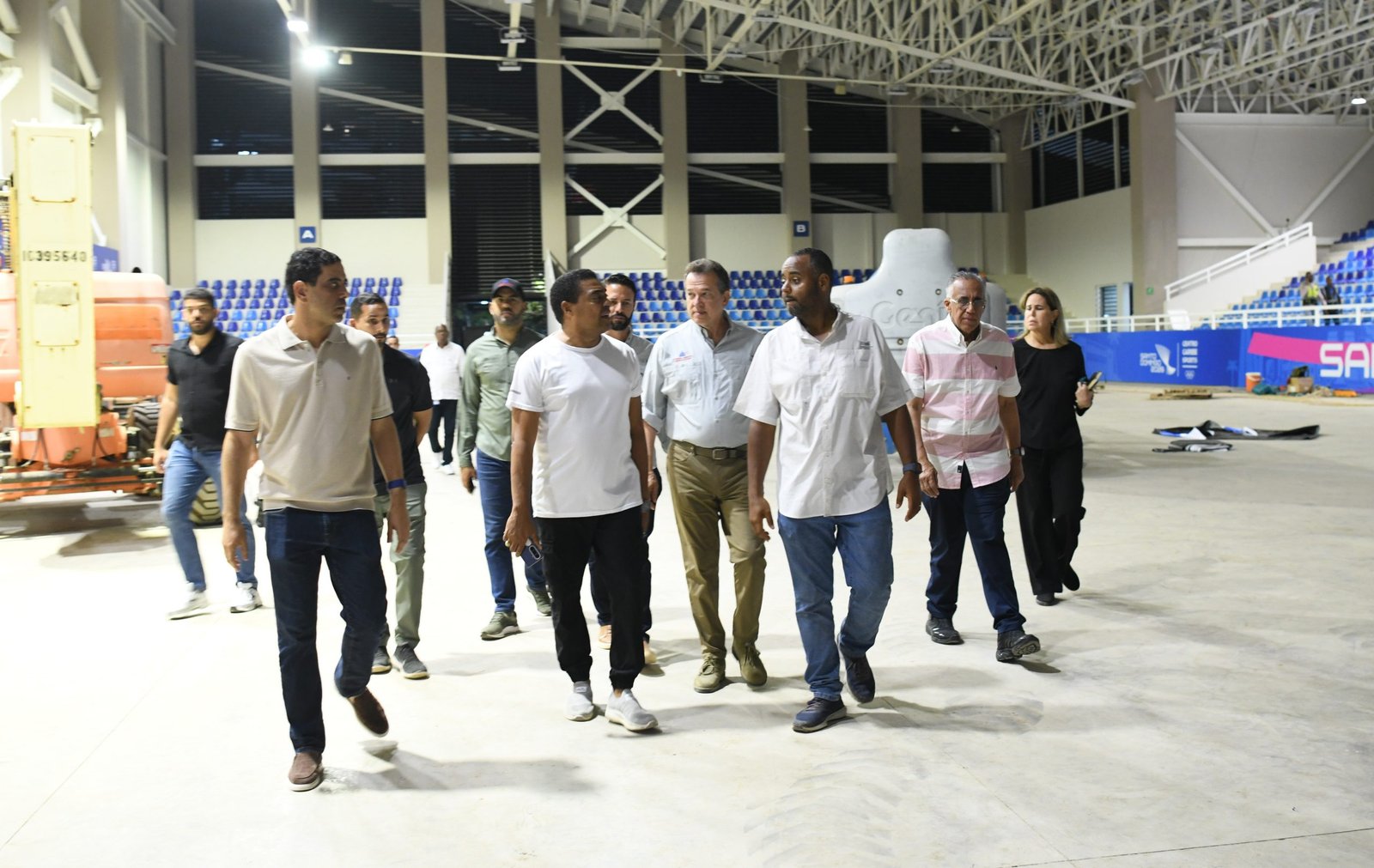 A una semana del inicio de los Juegos Centroamericanos y del Caribe Santo Domingo 2026, autoridades del Gobierno, del Comité Organizador y de Centro Caribe Sports realizaron un recorrido por las principales instalaciones deportivas para verificar el avance de las obras y los trabajos finales de acondicionamiento de los escenarios que recibirán a miles de atletas de la región. Durante la inspección, el ministro de Obras Públicas y Comunicaciones, Eduardo Estrella, afirmó que la institución mantiene un seguimiento permanente a las intervenciones en el Distrito Nacional, Santo Domingo, Santiago y otras provincias sedes, con el objetivo de garantizar el éxito del evento. Por su parte, el ministro de Vivienda y Edificaciones, Víctor “Ito” Bisonó, destacó el trabajo conjunto entre el MIVED, Obras Públicas y el Comité Organizador para entregar instalaciones deportivas y espacios públicos en condiciones óptimas, resaltando que las mejoras dejarán un legado permanente para la población. El presidente del Comité Organizador, José Monegro, expresó que la coordinación entre las instituciones permitirá mostrar la mejor imagen del país durante la edición del centenario de los Juegos, que reunirá la mayor cantidad de deportes, atletas e instalaciones en la historia del certamen regional. En tanto, el presidente de Centro Caribe Sports, Luis Mejía Oviedo, valoró el compromiso de las autoridades y señaló que las obras también han beneficiado a las comunidades cercanas mediante el asfaltado de calles, embellecimiento de edificios, construcción de verjas, ampliación de estacionamientos y preservación de áreas verdes. Mejía agregó que dirigentes deportivos internacionales que ya han visitado la Villa Centroamericana y los escenarios de competencia han destacado el nivel de las instalaciones y el avance de la organización, incluyendo el montaje de equipamientos especializados para disciplinas como la gimnasia. Las autoridades coincidieron en que los Juegos Centroamericanos y del Caribe Santo Domingo 2026 dejarán un importante legado deportivo y social para el país, al tiempo que exhortaron a la población a respaldar a la delegación dominicana y asistir a las competencias.