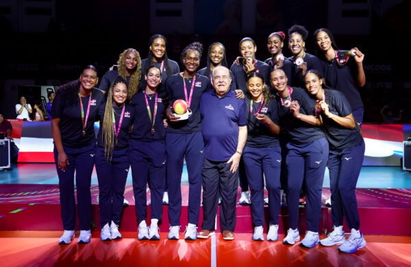 La Selección Nacional de Voleibol Femenino de República Dominicana (Las Reinas del Caribe) debutará este domingo 2 de agosto frente a Costa Rica, a las 8:00 p. m., en el Palacio de Voleibol “Ricardo Gioriber Arias”, ubicado en el Centro Olímpico Juan Pablo Duarte, para iniciar la defensa de su título en el Torneo de Voleibol de los XXV Juegos Centroamericanos y del Caribe Santo Domingo 2026. Plantel confirmado El director técnico del equipo, Marcos Kwiek, anunció la lista definitiva de las 12 atletas que representarán al país en la cita regional: Acomodadoras: Niverka Marte y Camila de la Rosa. Opuestos: Gaila González y Alondra Tapia. Atacantes: Brayelin Martínez, Yonkaira Peña y Flormarie Heredia Colón. Líberos: Brenda Castillo y Yaneiris Rodríguez. Centrales: Jineirys Martínez, Cándida Arias y Geraldine González. Kwiek destacó que todas las jugadoras se encuentran en excelentes condiciones físicas, sin lesiones de consideración, lo que ha permitido una preparación intensa en las últimas semanas. “Lo más importante es que todas gozan de buena salud. Hemos podido entrenar con intensidad, trabajar los aspectos tácticos y físicos, y el ambiente dentro del grupo ha sido extraordinario”, señaló. Racha histórica Las Reinas del Caribe buscarán su séptima corona consecutiva en los Juegos Centroamericanos y del Caribe, tras haber conquistado el oro en: San Salvador 2002 (victoria sobre Cuba en la final). Cartagena 2006 (3-0 frente a Cuba). Mayagüez 2010. Veracruz 2014. Barranquilla 2018. San Salvador 2023. Kwiek subrayó que el objetivo principal es mantener el dominio que ha caracterizado a la selección dominicana en las últimas ediciones del certamen. “Sabemos que todos los equipos vienen preparados para intentar vencer al campeón, pero nosotros también nos hemos preparado con mucha responsabilidad. Respetamos a cada rival, aunque nuestro compromiso es defender con orgullo el título para la República Dominicana”, sostuvo. Preparación y estrategia El cuerpo técnico ha puesto especial énfasis en fortalecer el sistema defensivo, la velocidad en la ofensiva y la coordinación colectiva, aspectos que han distinguido históricamente a las Reinas del Caribe entre las principales selecciones del continente. El entrenador recordó que vestir la camiseta nacional representa una gran responsabilidad, especialmente en unos Juegos organizados en casa. “Competir en Santo Domingo es una motivación adicional. El apoyo del público será fundamental y las jugadoras desean regalarle otra medalla de oro al país. Estamos listos para asumir ese reto”, afirmó. Motivación y compromiso Las jugadoras llegan con la experiencia de múltiples torneos internacionales y con la motivación de defender su hegemonía regional. El equipo mantiene la concentración en cada entrenamiento y la meta es iniciar el torneo mostrando el nivel competitivo que ha convertido a la selección dominicana en una referencia del voleibol continental. “Tenemos experiencia, calidad y mucha hambre de seguir ganando. Ahora nos corresponde demostrarlo en la cancha y defender con orgullo los colores de la República Dominicana”, puntualizó Kwiek.