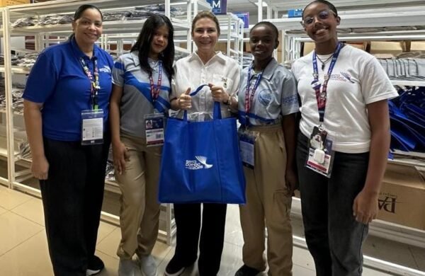Alcaldesa del DN recibió kit de voluntaria para los XXV Juegos Centroamericanos y del Caribe