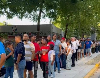 Multitud se congrega en el Olímpico para apertura de Santo Domingo 2026