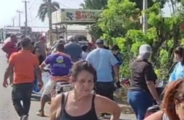 Las autoridades investigan el hallazgo del cuerpo sin vida de un hombre encontrado la mañana de este lunes a un costado de la autopista Duarte, próximo a la comunidad de Soto, en la provincia La Vega. Hasta el momento, la víctima no ha sido identificada y se desconocen las circunstancias que provocaron su muerte. De acuerdo con los informes preliminares, un ciudadano que caminaba por la zona, varios metros después de la entrada de Soto, observó el cuerpo tendido a la orilla de la vía y notificó de inmediato a las autoridades. Al lugar acudieron miembros de la Dirección Central de Investigación (Dicrim), representantes del Ministerio Público y unidades del Sistema Nacional de Atención a Emergencias y Seguridad 9-1-1, quienes realizaron el levantamiento del cadáver e iniciaron las investigaciones para esclarecer el caso e identificar a la víctima. Las autoridades indicaron que las pesquisas continúan y que ofrecerán mayores detalles conforme avance la investigación.