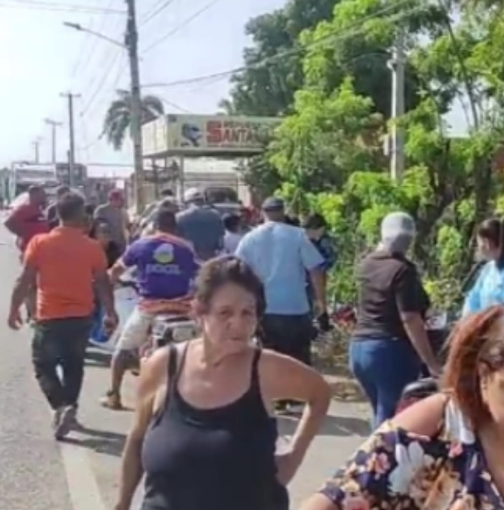 Las autoridades investigan el hallazgo del cuerpo sin vida de un hombre encontrado la mañana de este lunes a un costado de la autopista Duarte, próximo a la comunidad de Soto, en la provincia La Vega. Hasta el momento, la víctima no ha sido identificada y se desconocen las circunstancias que provocaron su muerte. De acuerdo con los informes preliminares, un ciudadano que caminaba por la zona, varios metros después de la entrada de Soto, observó el cuerpo tendido a la orilla de la vía y notificó de inmediato a las autoridades. Al lugar acudieron miembros de la Dirección Central de Investigación (Dicrim), representantes del Ministerio Público y unidades del Sistema Nacional de Atención a Emergencias y Seguridad 9-1-1, quienes realizaron el levantamiento del cadáver e iniciaron las investigaciones para esclarecer el caso e identificar a la víctima. Las autoridades indicaron que las pesquisas continúan y que ofrecerán mayores detalles conforme avance la investigación.