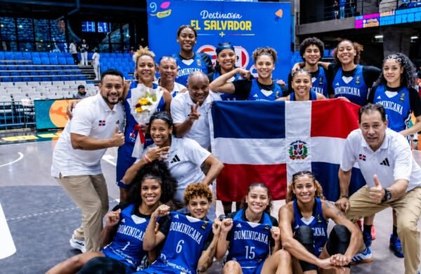 La selección femenina de baloncesto de la República Dominicana cerró con éxito su participación en el Campeonato Centrobasket Femenino 2026 al derrotar de forma contundente 102-69 a Islas Vírgenes, resultado que le otorgó la medalla de bronce y uno de los boletos para la FIBA AmeriCup Femenina 2027, que se celebrará en El Salvador. El conjunto dirigido por Alberto Zabala dominó el encuentro de principio a fin gracias a una sólida defensa y una ofensiva efectiva, marchándose al descanso con una amplia ventaja de 58-24. Las dominicanas se impusieron en los tres primeros parciales (29-12, 29-12 y 27-23), dejando prácticamente sentenciado el compromiso, aunque Islas Vírgenes ganó el último cuarto 22-17. Con este resultado, la República Dominicana conquistó su décima medalla de bronce en la historia del Centrobasket Femenino y aseguró su presencia en la AmeriCup Femenina 2027. La ofensiva dominicana fue liderada por Esmery Martínez, quien registró 20 puntos, cuatro rebotes y cuatro asistencias. También destacaron Cesarina Capellán, con 18 tantos; Yendry Acosta, con 15; y Madelyn Batista, con 10 unidades. La jornada también estuvo marcada por la despedida de la veterana Yohanna Morton, quien disputó su último partido con la selección nacional y cerró su trayectoria aportando siete puntos, seis rebotes y seis asistencias. Con su clasificación, la República Dominicana acompañará a Puerto Rico, México y El Salvador en la próxima edición de la FIBA AmeriCup Femenina 2027, torneo para el que el conjunto salvadoreño ya tenía asegurado su cupo por ser el país anfitrión.