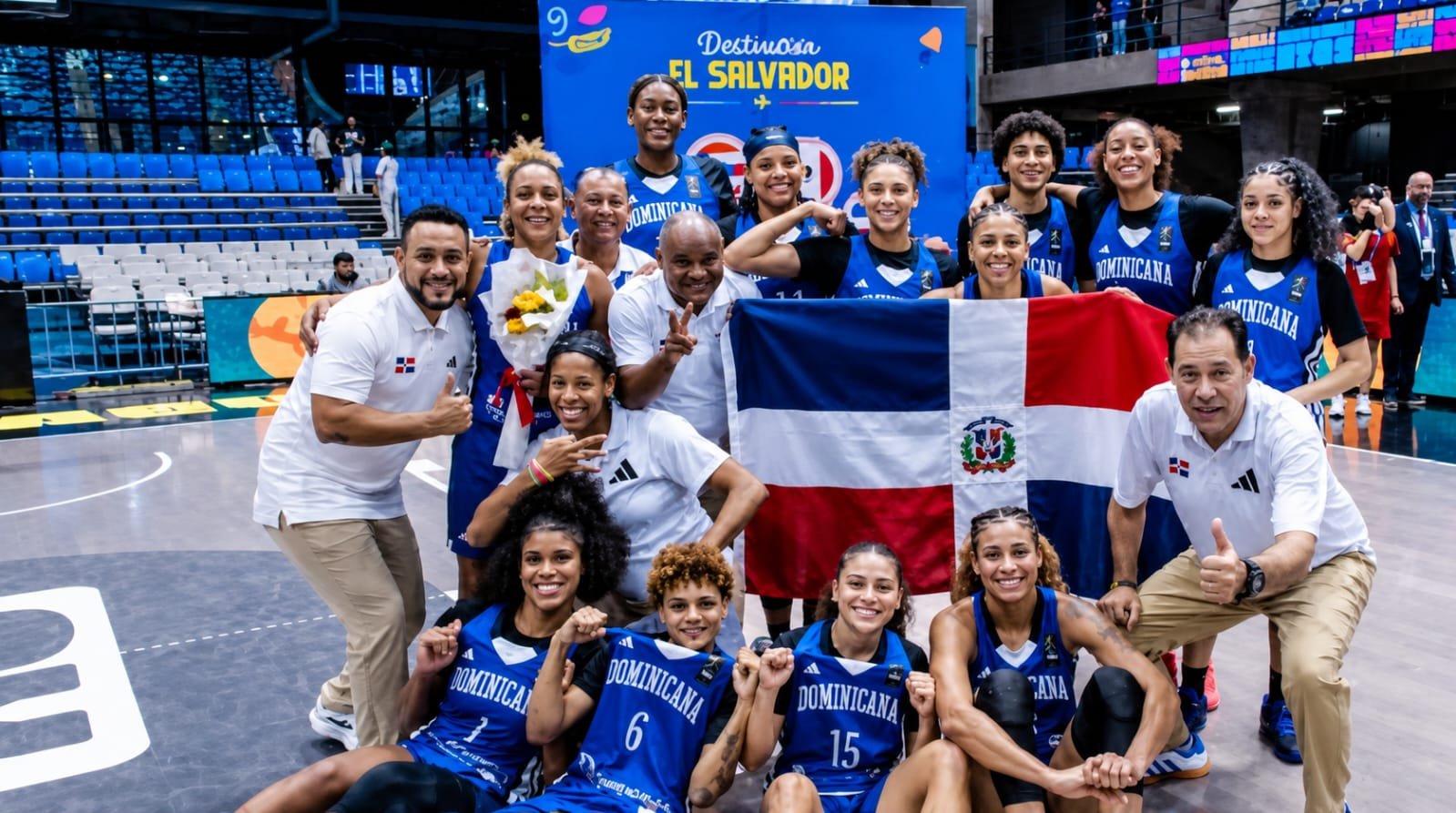 La selección femenina de baloncesto de la República Dominicana cerró con éxito su participación en el Campeonato Centrobasket Femenino 2026 al derrotar de forma contundente 102-69 a Islas Vírgenes, resultado que le otorgó la medalla de bronce y uno de los boletos para la FIBA AmeriCup Femenina 2027, que se celebrará en El Salvador. El conjunto dirigido por Alberto Zabala dominó el encuentro de principio a fin gracias a una sólida defensa y una ofensiva efectiva, marchándose al descanso con una amplia ventaja de 58-24. Las dominicanas se impusieron en los tres primeros parciales (29-12, 29-12 y 27-23), dejando prácticamente sentenciado el compromiso, aunque Islas Vírgenes ganó el último cuarto 22-17. Con este resultado, la República Dominicana conquistó su décima medalla de bronce en la historia del Centrobasket Femenino y aseguró su presencia en la AmeriCup Femenina 2027. La ofensiva dominicana fue liderada por Esmery Martínez, quien registró 20 puntos, cuatro rebotes y cuatro asistencias. También destacaron Cesarina Capellán, con 18 tantos; Yendry Acosta, con 15; y Madelyn Batista, con 10 unidades. La jornada también estuvo marcada por la despedida de la veterana Yohanna Morton, quien disputó su último partido con la selección nacional y cerró su trayectoria aportando siete puntos, seis rebotes y seis asistencias. Con su clasificación, la República Dominicana acompañará a Puerto Rico, México y El Salvador en la próxima edición de la FIBA AmeriCup Femenina 2027, torneo para el que el conjunto salvadoreño ya tenía asegurado su cupo por ser el país anfitrión.