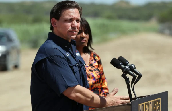 El estado de Florida continúa marcando récords en la aplicación de la pena de muerte en Estados Unidos. El gobernador republicano Ron DeSantis programó para el próximo 28 de julio dos ejecuciones en un mismo día: la de James Duckett, expolicía de 68 años condenado por el asesinato y violación de una niña de 11 años en 1987, y la de Dominick Anthony Occhicone, de 80 años, quien se convertirá en el reo de mayor edad ejecutado en la historia del estado. Doble ejecución La coincidencia se produce porque la Corte Suprema de Florida había pausado la ejecución de Duckett en marzo pasado para revisar una nueva prueba de ADN que podría haberlo exculpado, aunque finalmente no demostró su inocencia. Occhicone, por su parte, fue sentenciado por el asesinato de los padres de su exnovia en 1986. Con esta decisión, Florida se prepara para ejecutar al segundo preso más anciano en la historia de Estados Unidos, solo detrás de Walter Moody Jr., ajusticiado a los 83 años en Alabama en 2018. Ritmo récord El anuncio ocurre apenas después de la ejecución de Dennis Sochor, de 74 años, condenado por el asesinato de una joven en 1981 cuyo cuerpo nunca apareció. Fue la décima ejecución del estado en lo que va de 2026, tras el récord de 19 ajusticiamientos en 2025. Según el Death Penalty Information Center, Florida concentra más de la mitad de las 17 ejecuciones realizadas en Estados Unidos este año, consolidando su posición como el estado con mayor aplicación de la pena capital. Críticas de organizaciones La agrupación Floridanos por Alternativas a la Pena de Muerte (FADP) criticó duramente la política estatal, acusando a los tribunales de “escudar a Florida de cualquier investigación significativa sobre la manera en la que mata”. “Estamos a mitad de año y, una vez más, poseemos la oscura distinción de ser el estado que mata al mayor número de sus propios ciudadanos. Florida ha ejecutado a más personas que todos los demás estados combinados. Esto no es algo para celebrar ni para usar para ganar puntos políticos”, señaló la organización en un comunicado. Contexto político La política de ejecuciones masivas ha sido defendida por DeSantis como parte de su agenda de “mano dura” contra el crimen, reforzando su perfil nacional en medio de un clima político marcado por debates sobre derechos humanos y justicia penal.