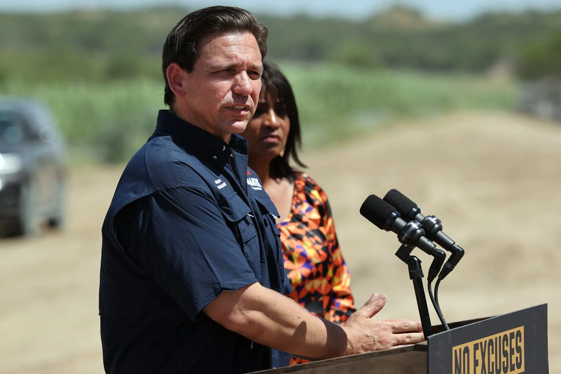 El estado de Florida continúa marcando récords en la aplicación de la pena de muerte en Estados Unidos. El gobernador republicano Ron DeSantis programó para el próximo 28 de julio dos ejecuciones en un mismo día: la de James Duckett, expolicía de 68 años condenado por el asesinato y violación de una niña de 11 años en 1987, y la de Dominick Anthony Occhicone, de 80 años, quien se convertirá en el reo de mayor edad ejecutado en la historia del estado. Doble ejecución La coincidencia se produce porque la Corte Suprema de Florida había pausado la ejecución de Duckett en marzo pasado para revisar una nueva prueba de ADN que podría haberlo exculpado, aunque finalmente no demostró su inocencia. Occhicone, por su parte, fue sentenciado por el asesinato de los padres de su exnovia en 1986. Con esta decisión, Florida se prepara para ejecutar al segundo preso más anciano en la historia de Estados Unidos, solo detrás de Walter Moody Jr., ajusticiado a los 83 años en Alabama en 2018. Ritmo récord El anuncio ocurre apenas después de la ejecución de Dennis Sochor, de 74 años, condenado por el asesinato de una joven en 1981 cuyo cuerpo nunca apareció. Fue la décima ejecución del estado en lo que va de 2026, tras el récord de 19 ajusticiamientos en 2025. Según el Death Penalty Information Center, Florida concentra más de la mitad de las 17 ejecuciones realizadas en Estados Unidos este año, consolidando su posición como el estado con mayor aplicación de la pena capital. Críticas de organizaciones La agrupación Floridanos por Alternativas a la Pena de Muerte (FADP) criticó duramente la política estatal, acusando a los tribunales de “escudar a Florida de cualquier investigación significativa sobre la manera en la que mata”. “Estamos a mitad de año y, una vez más, poseemos la oscura distinción de ser el estado que mata al mayor número de sus propios ciudadanos. Florida ha ejecutado a más personas que todos los demás estados combinados. Esto no es algo para celebrar ni para usar para ganar puntos políticos”, señaló la organización en un comunicado. Contexto político La política de ejecuciones masivas ha sido defendida por DeSantis como parte de su agenda de “mano dura” contra el crimen, reforzando su perfil nacional en medio de un clima político marcado por debates sobre derechos humanos y justicia penal.