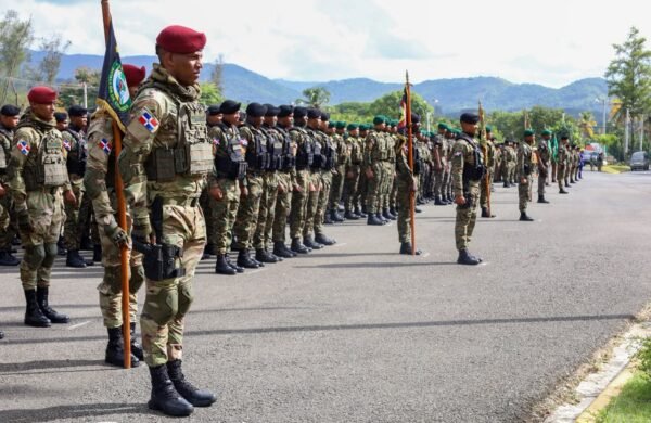 El Ejército de República Dominicana (ERD) graduó a 503 soldados que completaron diversos cursos tácticos especializados impartidos entre octubre de 2025 y junio de 2026, como parte de su programa de fortalecimiento del apresto operacional y la preparación de sus unidades. La ceremonia fue encabezada por el comandante general del ERD, mayor general Jorge Iván Camino Pérez, en la Plaza de Ceremonias del Campamento Militar "16 de Agosto", en Pedro Brand, con la participación de autoridades militares, oficiales, instructores y familiares de los graduandos. Los soldados concluyeron programas de formación en distintas especialidades: 81 finalizaron el Curso de Comando, 80 el Curso de Cimarrón, 66 el Curso de Cazadores, 52 el Curso de Montañeros, 59 el Curso de Macheteros, 75 el Curso de Iguaneros, 41 el Curso de Hateros y 49 cadetes completaron el Curso de Cazadores. Durante el acto también fueron reconocidos 34 militares por su desempeño académico y liderazgo durante el entrenamiento, al destacarse por su disciplina, resistencia física y cumplimiento de las exigencias de los programas. En su discurso, el mayor general Camino Pérez exhortó a los graduados a poner en práctica los conocimientos adquiridos con responsabilidad, honor y vocación de servicio, resaltando que la formación táctica debe reflejarse en el liderazgo y el compromiso con la seguridad y defensa del territorio nacional.