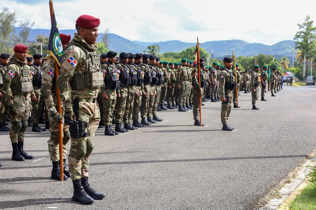 El Ejército de República Dominicana (ERD) graduó a 503 soldados que completaron diversos cursos tácticos especializados impartidos entre octubre de 2025 y junio de 2026, como parte de su programa de fortalecimiento del apresto operacional y la preparación de sus unidades. La ceremonia fue encabezada por el comandante general del ERD, mayor general Jorge Iván Camino Pérez, en la Plaza de Ceremonias del Campamento Militar "16 de Agosto", en Pedro Brand, con la participación de autoridades militares, oficiales, instructores y familiares de los graduandos. Los soldados concluyeron programas de formación en distintas especialidades: 81 finalizaron el Curso de Comando, 80 el Curso de Cimarrón, 66 el Curso de Cazadores, 52 el Curso de Montañeros, 59 el Curso de Macheteros, 75 el Curso de Iguaneros, 41 el Curso de Hateros y 49 cadetes completaron el Curso de Cazadores. Durante el acto también fueron reconocidos 34 militares por su desempeño académico y liderazgo durante el entrenamiento, al destacarse por su disciplina, resistencia física y cumplimiento de las exigencias de los programas. En su discurso, el mayor general Camino Pérez exhortó a los graduados a poner en práctica los conocimientos adquiridos con responsabilidad, honor y vocación de servicio, resaltando que la formación táctica debe reflejarse en el liderazgo y el compromiso con la seguridad y defensa del territorio nacional.