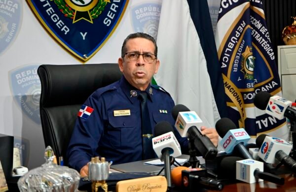 La Policía Nacional informó este lunes sobre los avances en varias investigaciones de alto interés, entre ellas la muerte de una madre y su hijo hallados sin vida en una vivienda de Bella Vista, el asesinato del deportista Gheuri Rodríguez Batista en el sector San Carlos y el caso de la adolescente Jenesis Portorreal. El vocero de la institución, coronel Diego Pesqueira, explicó que las pesquisas sobre la muerte de una mujer de 68 años y su hijo de 40, encontrados en avanzado estado de descomposición dentro de su residencia, continúan en coordinación con el Instituto Nacional de Ciencias Forenses (Inacif), a la espera de un informe preliminar que permita establecer la causa de ambos fallecimientos. Pesqueira indicó que, por el momento, los investigadores recopilan evidencias y testimonios, mientras los estudios forenses serán determinantes para esclarecer las circunstancias del caso. En relación con la muerte de la adolescente Jenesis Portorreal, informó que Erikson Antonio Bonilla Villalobos, de 20 años, señalado por familiares de la víctima de presuntamente obligarla a ingerir una sustancia tóxica, se entregó voluntariamente acompañado de sus abogados y familiares. Precisó que el expediente está bajo la jurisdicción de Niños, Niñas y Adolescentes, por lo que las autoridades aguardarán los resultados de la investigación antes de ofrecer mayores detalles. Sobre el asesinato del deportista Gheuri Rodríguez Batista, ocurrido en San Carlos, el vocero explicó que las investigaciones preliminares establecen que un hombre a bordo de una motocicleta llegó hasta la calle Benito González, donde la víctima instalaba música en un vehículo junto a un amigo, y le disparó con un arma de fuego calibre 9 milímetros para despojarlo de sus pertenencias, incluida una cadena. En la escena fueron recolectados dos casquillos y, junto al Ministerio Público, los investigadores analizan cámaras de vigilancia y otras evidencias para identificar y capturar al responsable. Pesqueira aseguró que el autor del crimen será llevado ante la justicia y lamentó la pérdida del deportista, a quien describió como una persona reconocida en la comunidad y sin antecedentes judiciales. Finalmente, destacó que el operativo de seguridad desplegado durante los XXV Juegos Centroamericanos y del Caribe Santo Domingo 2026 se desarrolla con normalidad, garantizando la protección de atletas, delegaciones y ciudadanos, y afirmó que el evento ha transcurrido sin incidentes de consideración desde su inauguración el pasado 24 de julio.