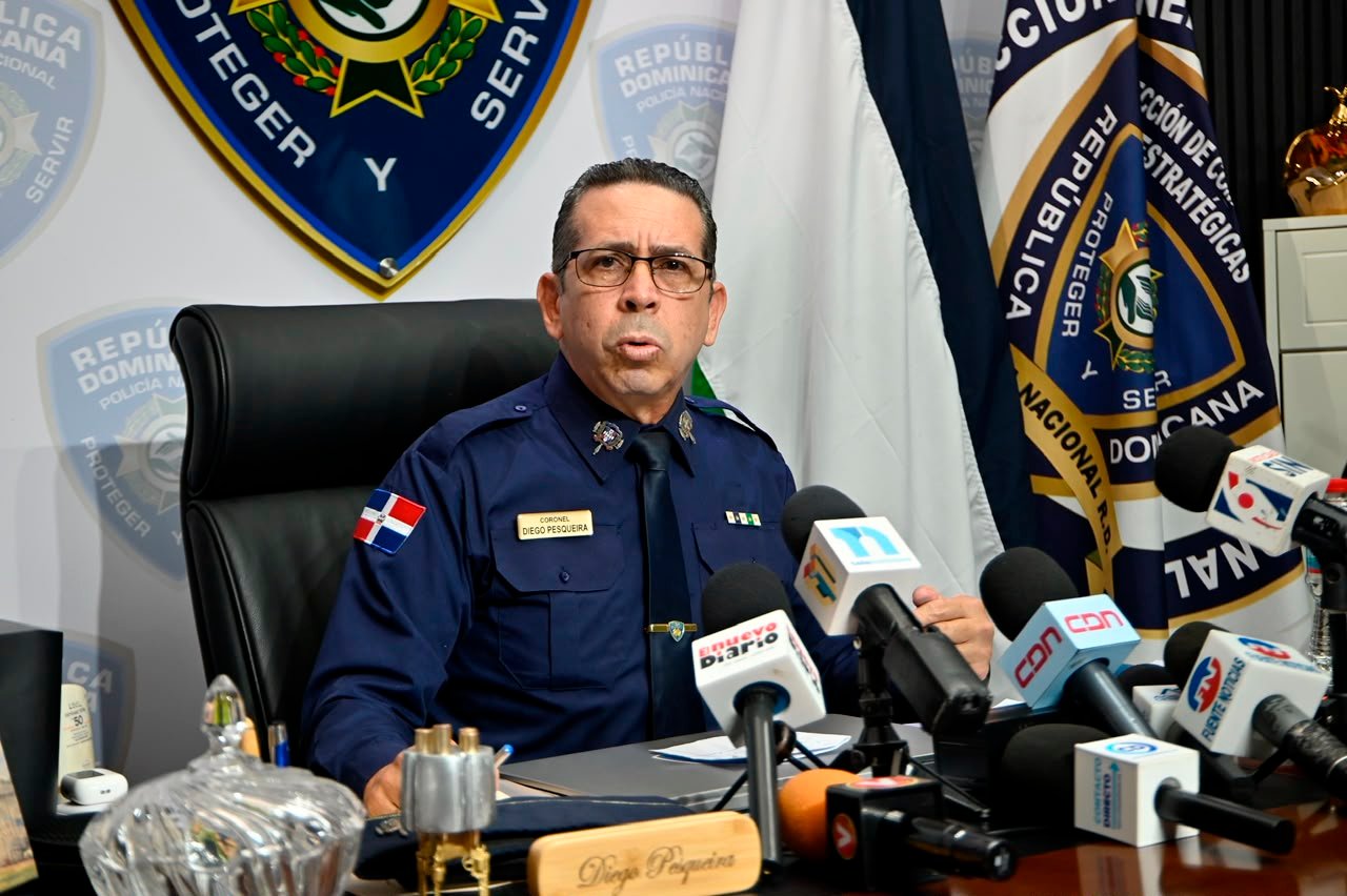 La Policía Nacional informó este lunes sobre los avances en varias investigaciones de alto interés, entre ellas la muerte de una madre y su hijo hallados sin vida en una vivienda de Bella Vista, el asesinato del deportista Gheuri Rodríguez Batista en el sector San Carlos y el caso de la adolescente Jenesis Portorreal. El vocero de la institución, coronel Diego Pesqueira, explicó que las pesquisas sobre la muerte de una mujer de 68 años y su hijo de 40, encontrados en avanzado estado de descomposición dentro de su residencia, continúan en coordinación con el Instituto Nacional de Ciencias Forenses (Inacif), a la espera de un informe preliminar que permita establecer la causa de ambos fallecimientos. Pesqueira indicó que, por el momento, los investigadores recopilan evidencias y testimonios, mientras los estudios forenses serán determinantes para esclarecer las circunstancias del caso. En relación con la muerte de la adolescente Jenesis Portorreal, informó que Erikson Antonio Bonilla Villalobos, de 20 años, señalado por familiares de la víctima de presuntamente obligarla a ingerir una sustancia tóxica, se entregó voluntariamente acompañado de sus abogados y familiares. Precisó que el expediente está bajo la jurisdicción de Niños, Niñas y Adolescentes, por lo que las autoridades aguardarán los resultados de la investigación antes de ofrecer mayores detalles. Sobre el asesinato del deportista Gheuri Rodríguez Batista, ocurrido en San Carlos, el vocero explicó que las investigaciones preliminares establecen que un hombre a bordo de una motocicleta llegó hasta la calle Benito González, donde la víctima instalaba música en un vehículo junto a un amigo, y le disparó con un arma de fuego calibre 9 milímetros para despojarlo de sus pertenencias, incluida una cadena. En la escena fueron recolectados dos casquillos y, junto al Ministerio Público, los investigadores analizan cámaras de vigilancia y otras evidencias para identificar y capturar al responsable. Pesqueira aseguró que el autor del crimen será llevado ante la justicia y lamentó la pérdida del deportista, a quien describió como una persona reconocida en la comunidad y sin antecedentes judiciales. Finalmente, destacó que el operativo de seguridad desplegado durante los XXV Juegos Centroamericanos y del Caribe Santo Domingo 2026 se desarrolla con normalidad, garantizando la protección de atletas, delegaciones y ciudadanos, y afirmó que el evento ha transcurrido sin incidentes de consideración desde su inauguración el pasado 24 de julio.