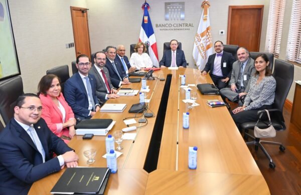 El gobernador del Banco Central de la República Dominicana (BCRD), Héctor Valdez Albizu, y representantes del Banco Interamericano de Desarrollo (BID) analizaron los avances de un programa orientado a fortalecer la banca de desarrollo y ampliar el acceso al financiamiento de las micro, pequeñas y medianas empresas (mipymes). Durante el encuentro se abordaron iniciativas que contemplan la creación de fondos de garantías parciales y esquemas de financiamiento de primer y segundo piso, en coordinación con el Banco de Desarrollo y Exportaciones (Bandex), para respaldar las actividades productivas del sector. El gerente general de Bandex, Juan Alberto Mustafá Herrera, explicó que el programa contempla una inversión de US$100 millones, destinada a facilitar el acceso al crédito de las mipymes, con especial atención a las micro y pequeñas empresas que cumplan con los criterios de elegibilidad, incluyendo aquellas con vocación exportadora y las lideradas por mujeres, con el objetivo de fortalecer la inclusión financiera. Herrera indicó que los recursos se canalizarán mediante operaciones de financiamiento de primer y segundo piso de Bandex, además de la creación de un fondo de garantías parciales que iniciará con un capital base de US$5 millones. Este mecanismo emitirá certificados para respaldar los préstamos otorgados por las entidades de intermediación financiera a proyectos elegibles. Asimismo, destacó que el programa está alineado con las políticas promovidas por el BCRD para fortalecer una institución financiera enfocada en respaldar a los sectores productivos y exportadores del país. Por su parte, Valdez Albizu señaló que la iniciativa forma parte de las acciones contempladas en la Estrategia Nacional de Inclusión Financiera 2022-2030 y en el Plan Estratégico Institucional 2026-2029, orientadas a impulsar el financiamiento productivo. Además, adelantó que la Junta Monetaria evaluará las modificaciones regulatorias necesarias para poner en marcha estas medidas. En la reunión participaron también la vicegobernadora Clarissa de la Rocha de Torres; el gerente Ervin Novas Bello; los subgerentes Joel Tejeda, Ramón González, Joel González y Brenda Villanueva, así como el director de Regulación y Estabilidad Financiera, Carlos Delgado.