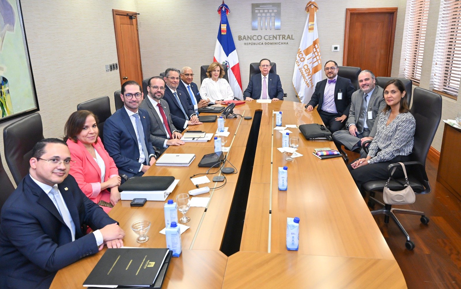 El gobernador del Banco Central de la República Dominicana (BCRD), Héctor Valdez Albizu, y representantes del Banco Interamericano de Desarrollo (BID) analizaron los avances de un programa orientado a fortalecer la banca de desarrollo y ampliar el acceso al financiamiento de las micro, pequeñas y medianas empresas (mipymes). Durante el encuentro se abordaron iniciativas que contemplan la creación de fondos de garantías parciales y esquemas de financiamiento de primer y segundo piso, en coordinación con el Banco de Desarrollo y Exportaciones (Bandex), para respaldar las actividades productivas del sector. El gerente general de Bandex, Juan Alberto Mustafá Herrera, explicó que el programa contempla una inversión de US$100 millones, destinada a facilitar el acceso al crédito de las mipymes, con especial atención a las micro y pequeñas empresas que cumplan con los criterios de elegibilidad, incluyendo aquellas con vocación exportadora y las lideradas por mujeres, con el objetivo de fortalecer la inclusión financiera. Herrera indicó que los recursos se canalizarán mediante operaciones de financiamiento de primer y segundo piso de Bandex, además de la creación de un fondo de garantías parciales que iniciará con un capital base de US$5 millones. Este mecanismo emitirá certificados para respaldar los préstamos otorgados por las entidades de intermediación financiera a proyectos elegibles. Asimismo, destacó que el programa está alineado con las políticas promovidas por el BCRD para fortalecer una institución financiera enfocada en respaldar a los sectores productivos y exportadores del país. Por su parte, Valdez Albizu señaló que la iniciativa forma parte de las acciones contempladas en la Estrategia Nacional de Inclusión Financiera 2022-2030 y en el Plan Estratégico Institucional 2026-2029, orientadas a impulsar el financiamiento productivo. Además, adelantó que la Junta Monetaria evaluará las modificaciones regulatorias necesarias para poner en marcha estas medidas. En la reunión participaron también la vicegobernadora Clarissa de la Rocha de Torres; el gerente Ervin Novas Bello; los subgerentes Joel Tejeda, Ramón González, Joel González y Brenda Villanueva, así como el director de Regulación y Estabilidad Financiera, Carlos Delgado.