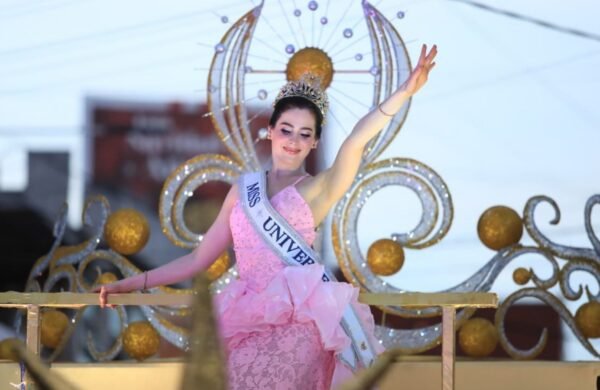 Miss Universo Fátima Bosch llega a RD para gala del 70 aniversario
