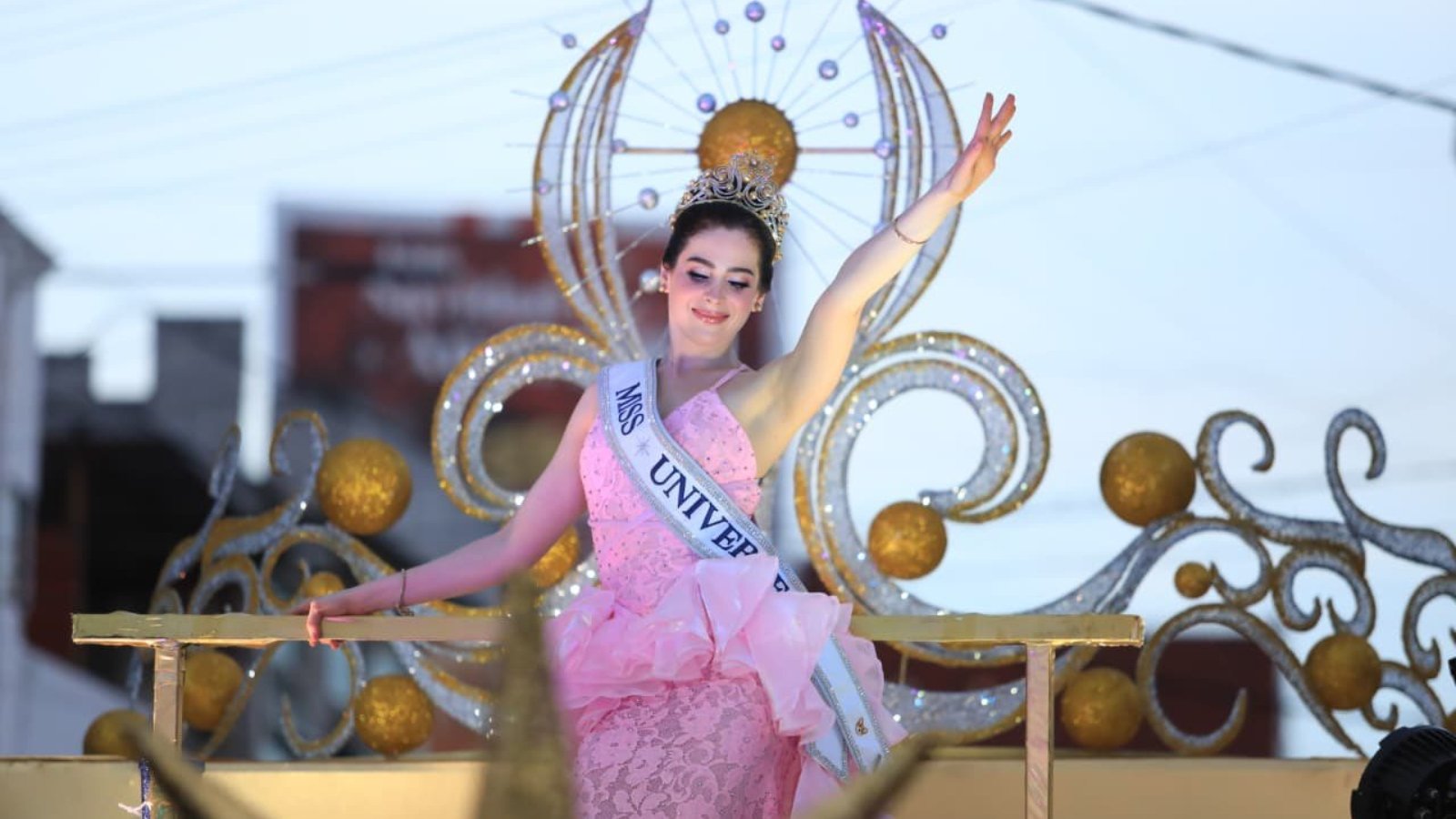 Miss Universo Fátima Bosch llega a RD para gala del 70 aniversario