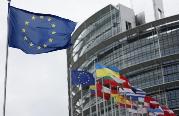 La presidenta de la Comisión Europea, Ursula von der Leyen, anunció este lunes la recaudación de casi 900 millones de euros destinados a apoyar la recuperación temprana y la futura reconstrucción de Gaza, durante la segunda reunión del Grupo de Donantes para Palestina, celebrada en Bruselas. El encuentro reunió a representantes de 65 países e instituciones internacionales, que acordaron movilizar recursos para atender la crisis humanitaria y sentar las bases del proceso de reconstrucción del enclave palestino. Von der Leyen destacó que la iniciativa, conocida como "Equipo Gaza", cuenta con el respaldo de países como España, Alemania, Francia, Italia, Reino Unido, Bélgica, Países Bajos, Noruega, Suecia, Dinamarca, Finlandia, Japón y Suiza. Por su parte, la comisaria europea para el Mediterráneo, Dubravka Suica, explicó que el compromiso no se limita al aporte económico, sino que también contempla el fortalecimiento institucional de la Autoridad Palestina mediante un proceso de reformas. Suica indicó que una evaluación preliminar elaborada por el Banco Mundial y la Comisión Europea estima que la reconstrucción total de Gaza requerirá alrededor de 70,000 millones de euros, por lo que calificó el aporte anunciado como el inicio de un esfuerzo de largo plazo. La funcionaria también consideró que el desarme de Hamás será un elemento clave para garantizar una reconstrucción sostenible y el desarrollo de un proceso de recuperación adecuado. Durante la jornada, la comisaria europea de Preparación y Gestión de Crisis, Hadja Lahbib, advirtió que la situación humanitaria en Gaza continúa deteriorándose y afirmó que hospitales, sistemas de agua potable y saneamiento se encuentran al borde del colapso. Asimismo, denunció que alimentos, agua potable y suministros médicos permanecen bloqueados por las restricciones en los pasos fronterizos y criticó la falta de respuesta de las autoridades israelíes a la solicitud de reabrir la oficina humanitaria de la Unión Europea en Gaza.