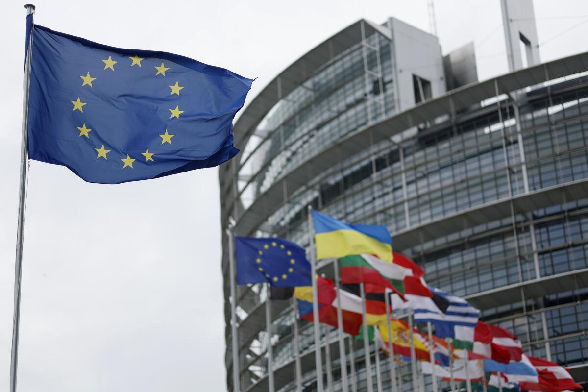 La presidenta de la Comisión Europea, Ursula von der Leyen, anunció este lunes la recaudación de casi 900 millones de euros destinados a apoyar la recuperación temprana y la futura reconstrucción de Gaza, durante la segunda reunión del Grupo de Donantes para Palestina, celebrada en Bruselas. El encuentro reunió a representantes de 65 países e instituciones internacionales, que acordaron movilizar recursos para atender la crisis humanitaria y sentar las bases del proceso de reconstrucción del enclave palestino. Von der Leyen destacó que la iniciativa, conocida como "Equipo Gaza", cuenta con el respaldo de países como España, Alemania, Francia, Italia, Reino Unido, Bélgica, Países Bajos, Noruega, Suecia, Dinamarca, Finlandia, Japón y Suiza. Por su parte, la comisaria europea para el Mediterráneo, Dubravka Suica, explicó que el compromiso no se limita al aporte económico, sino que también contempla el fortalecimiento institucional de la Autoridad Palestina mediante un proceso de reformas. Suica indicó que una evaluación preliminar elaborada por el Banco Mundial y la Comisión Europea estima que la reconstrucción total de Gaza requerirá alrededor de 70,000 millones de euros, por lo que calificó el aporte anunciado como el inicio de un esfuerzo de largo plazo. La funcionaria también consideró que el desarme de Hamás será un elemento clave para garantizar una reconstrucción sostenible y el desarrollo de un proceso de recuperación adecuado. Durante la jornada, la comisaria europea de Preparación y Gestión de Crisis, Hadja Lahbib, advirtió que la situación humanitaria en Gaza continúa deteriorándose y afirmó que hospitales, sistemas de agua potable y saneamiento se encuentran al borde del colapso. Asimismo, denunció que alimentos, agua potable y suministros médicos permanecen bloqueados por las restricciones en los pasos fronterizos y criticó la falta de respuesta de las autoridades israelíes a la solicitud de reabrir la oficina humanitaria de la Unión Europea en Gaza.