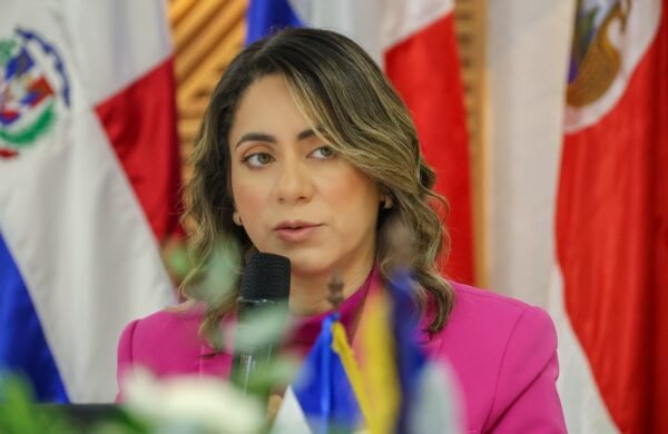 La ministra de la Mujer, Gloria Reyes, fue ratificada como presidenta pro tempore del Consejo de Ministras de la Mujer de Centroamérica y República Dominicana (Commca) para el período julio-diciembre de 2026, durante la LXIV Reunión Ordinaria del organismo, celebrada en Santo Domingo. La continuidad de la República Dominicana en la presidencia fue aprobada por unanimidad en reconocimiento a los avances logrados durante la gestión de Reyes, entre ellos el fortalecimiento de la articulación regional, la consolidación de alianzas estratégicas y el posicionamiento del Commca en espacios clave del Sistema de la Integración Centroamericana (SICA). Al asumir el nuevo período, Gloria Reyes afirmó que la ratificación permitirá dar continuidad a las estrategias regionales para reducir las brechas de desigualdad y fortalecer las políticas públicas dirigidas a mujeres, adolescentes y niñas. Durante la reunión, la delegación dominicana presentó el informe de cumplimiento del plan de trabajo correspondiente al primer semestre de 2026, en el que destacó avances en materia de incidencia política, fortalecimiento institucional y cooperación regional. Las ministras también aprobaron el Informe Político Estratégico sobre el Posicionamiento del Commca en la Agenda de Integración Regional, documento que orientará la participación del organismo en temas como movilidad humana, justicia climática, economía del cuidado, seguridad democrática, innovación, tecnología y educación para la igualdad. Asimismo, fue validada la hoja de ruta para evaluar los Planes Sectoriales de Igualdad del período 2024-2026 y preparar el nuevo ciclo de planificación 2027-2029, además de conocer los avances del proyecto "Movilidad Segura: Protocolo Regional para Mujeres Migrantes", financiado por el Fondo de Cooperación Corea-SICA. La jornada reunió a delegaciones de Guatemala, El Salvador, Honduras, Nicaragua, Costa Rica, Panamá y República Dominicana, así como al equipo técnico de la Secretaría Técnica de la Mujer del Commca, y concluyó con la adopción de acuerdos para fortalecer la cooperación regional y el seguimiento de las políticas de igualdad de género en Centroamérica y República Dominicana.
