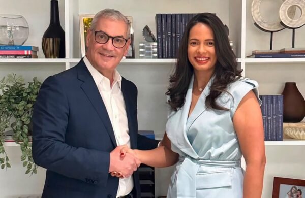El aspirante presidencial Gonzalo Castillo designó a Carolina Wegmüller como coordinadora nacional de Juventud de su proyecto presidencial, con el propósito de fortalecer la participación de las nuevas generaciones y ampliar la estructura política de su equipo en todo el país. Wegmüller, quien actualmente dirige la Secretaría de Juventud del Partido de la Liberación Dominicana (PLD), asume el cargo respaldada por su trayectoria en la organización y movilización de jóvenes dentro de esa organización política. La dirigente, oriunda de Palenque, provincia San Cristóbal, fue reconocida en 2025 con el Premio Nacional de la Juventud en la categoría de Liderazgo Político. Con esta designación, Carolina Wegmüller ocupa por segunda ocasión la coordinación nacional de Juventud de un proyecto presidencial del PLD, consolidando su liderazgo dentro del partido. Al agradecer la designación, la dirigente expresó su compromiso de continuar promoviendo la participación activa de la juventud dominicana y de fortalecer la organización de ese sector en apoyo al proyecto político encabezado por Gonzalo Castillo.