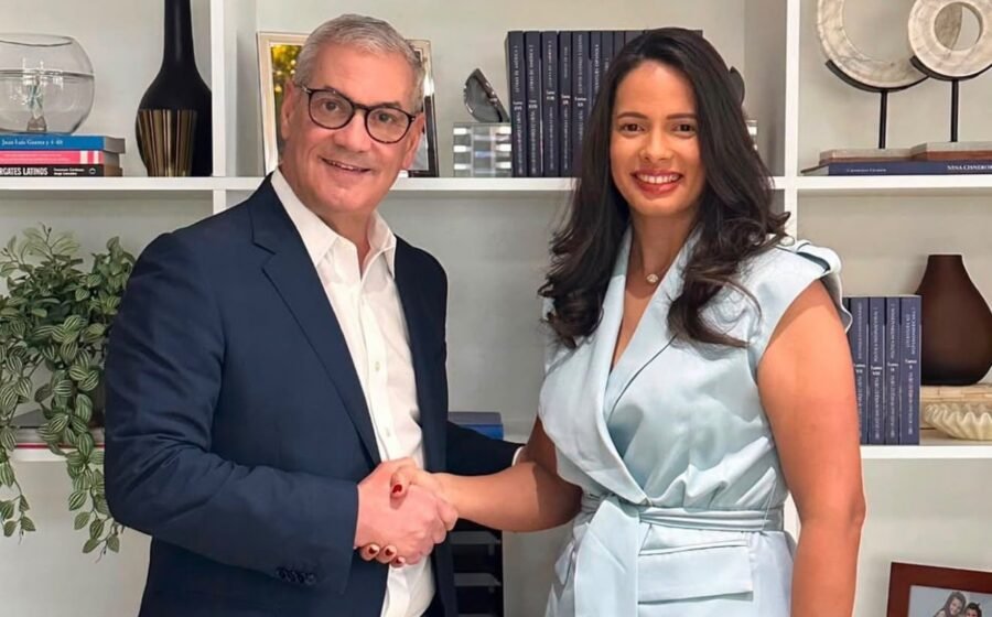 El aspirante presidencial Gonzalo Castillo designó a Carolina Wegmüller como coordinadora nacional de Juventud de su proyecto presidencial, con el propósito de fortalecer la participación de las nuevas generaciones y ampliar la estructura política de su equipo en todo el país. Wegmüller, quien actualmente dirige la Secretaría de Juventud del Partido de la Liberación Dominicana (PLD), asume el cargo respaldada por su trayectoria en la organización y movilización de jóvenes dentro de esa organización política. La dirigente, oriunda de Palenque, provincia San Cristóbal, fue reconocida en 2025 con el Premio Nacional de la Juventud en la categoría de Liderazgo Político. Con esta designación, Carolina Wegmüller ocupa por segunda ocasión la coordinación nacional de Juventud de un proyecto presidencial del PLD, consolidando su liderazgo dentro del partido. Al agradecer la designación, la dirigente expresó su compromiso de continuar promoviendo la participación activa de la juventud dominicana y de fortalecer la organización de ese sector en apoyo al proyecto político encabezado por Gonzalo Castillo.