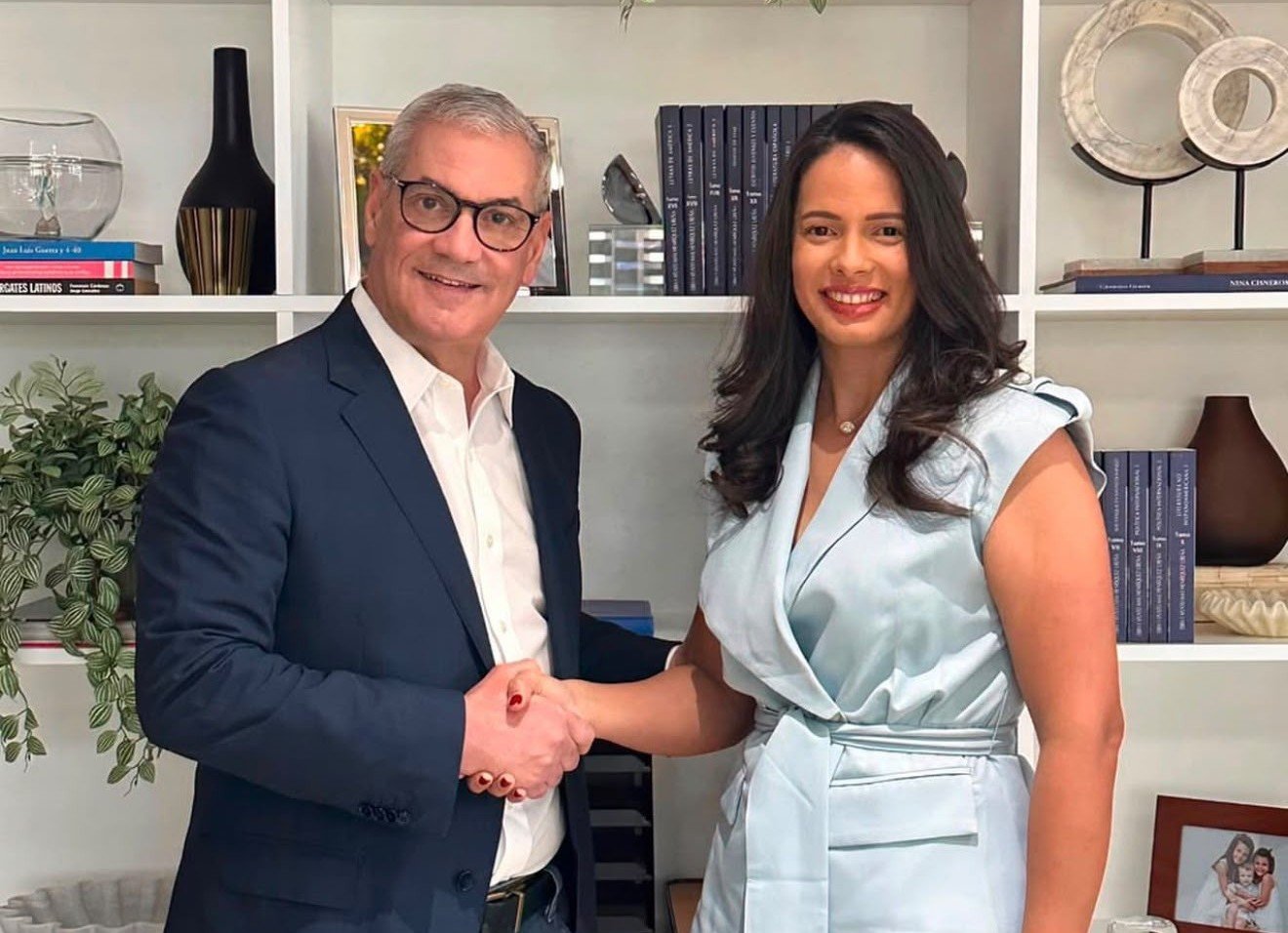El aspirante presidencial Gonzalo Castillo designó a Carolina Wegmüller como coordinadora nacional de Juventud de su proyecto presidencial, con el propósito de fortalecer la participación de las nuevas generaciones y ampliar la estructura política de su equipo en todo el país. Wegmüller, quien actualmente dirige la Secretaría de Juventud del Partido de la Liberación Dominicana (PLD), asume el cargo respaldada por su trayectoria en la organización y movilización de jóvenes dentro de esa organización política. La dirigente, oriunda de Palenque, provincia San Cristóbal, fue reconocida en 2025 con el Premio Nacional de la Juventud en la categoría de Liderazgo Político. Con esta designación, Carolina Wegmüller ocupa por segunda ocasión la coordinación nacional de Juventud de un proyecto presidencial del PLD, consolidando su liderazgo dentro del partido. Al agradecer la designación, la dirigente expresó su compromiso de continuar promoviendo la participación activa de la juventud dominicana y de fortalecer la organización de ese sector en apoyo al proyecto político encabezado por Gonzalo Castillo.
