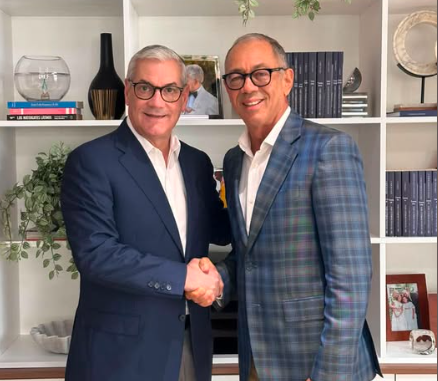 El exsenador por la provincia Hato Mayor, Rubén Darío Cruz Hubiera, fue designado este lunes como coordinador de las 14 provincias de la región norte dentro del proyecto político del aspirante presidencial del Partido de la Liberación Dominicana (PLD), Gonzalo Castillo. Compromiso asumido La información fue ofrecida por el propio Cruz Hubiera, quien adelantó que trabajará a tiempo completo para que Castillo se convierta en el próximo presidente del país. “Asumo este gran compromiso con la fe puesta en Dios, dispuesto a trabajar 24/7, y contando con la colaboración de hombres y mujeres que, al igual que yo, vemos en Gonzalo el candidato ideal para esta coyuntura histórica. ¡A trabajar!”, expresó a través de sus redes sociales. Trayectoria política Conocido popularmente como Rubén Toyota, Cruz Hubiera cuenta con una amplia trayectoria política. Fue senador por tres períodos consecutivos y durante sus últimos cuatro años en el Congreso se desempeñó como vocero del bloque de senadores del PLD. En las pasadas elecciones se presentó como candidato a la Alcaldía de Hato Mayor, aunque perdió frente al actual titular, Amado de la Cruz. Rol estratégico Su designación como coordinador regional busca fortalecer la estructura política de Gonzalo Castillo en el norte del país, una zona clave en la estrategia electoral del PLD. La tarea de Cruz Hubiera será articular esfuerzos con dirigentes provinciales y municipales, además de movilizar simpatizantes y consolidar el respaldo en las 14 provincias que integran la región.