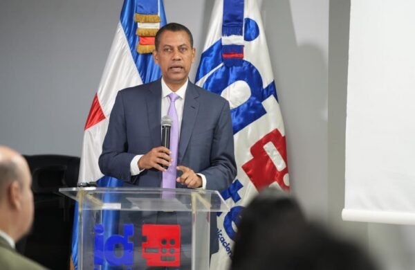 Gómez Mazara pidió mayor rol académico en transformación tecnológica