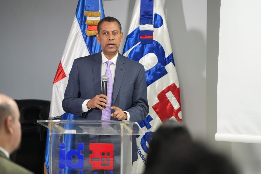 Gómez Mazara pidió mayor rol académico en transformación tecnológica