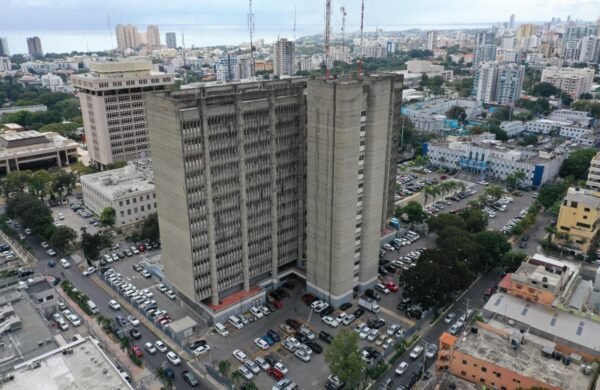 El Ministerio de Administración Pública (MAP) dispuso que las instituciones del Estado ubicadas en el Gran Santo Domingo concluirán su jornada laboral a la 1:00 de la tarde este viernes 24 de julio, con motivo de la inauguración de los XXV Juegos Centroamericanos y del Caribe Santo Domingo 2026. La medida fue establecida mediante la Circular Núm. 0022855, firmada por el ministro Sigmund Freund, con el propósito de contribuir a la movilidad y facilitar la circulación vehicular en la capital durante el desarrollo del acto inaugural. El MAP indicó que las entidades públicas cuyos servicios sean esenciales podrán establecer horarios especiales para garantizar la continuidad de sus operaciones y la atención a la ciudadanía. Los Juegos Centroamericanos y del Caribe comenzarán oficialmente este viernes y se extenderán hasta el 9 de agosto, con competencias en diferentes escenarios deportivos del país. La ceremonia de apertura se celebrará a las 7:00 de la noche en el renovado Estadio Olímpico Félix Sánchez, cuyas puertas estarán abiertas desde las 4:00 de la tarde. Para el acto inaugural se espera la asistencia de unas 45,000 personas, entre ellas alrededor de 30,000 espectadores, más de 6,000 atletas de las delegaciones participantes y unas 9,000 personas entre artistas, bailarines, técnicos y personal de apoyo logístico.