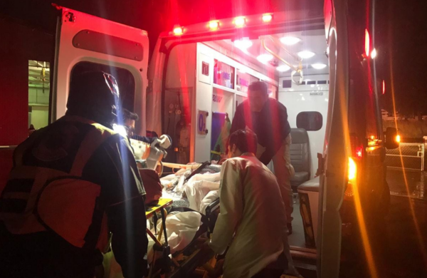 Un hombre de 39 años falleció la noche del domingo tras colisionar la motocicleta que conducía con una patana en la carretera Sánchez, en el tramo Azua-Baní, a la altura de la subida del Número, próximo a las unidades del Sistema Nacional de Atención a Emergencias y Seguridad 9-1-1, en el municipio Las Charcas. La víctima fue identificada como Daneris Rossis Martínez, quien murió a causa de múltiples traumas contusos severos, según el acta de levantamiento de cadáver emitida por el Instituto Nacional de Ciencias Forenses (Inacif). De acuerdo con el informe preliminar, Martínez se desplazaba en una motocicleta, cuyas características no pudieron ser establecidas debido a que el vehículo no se encontraba en el lugar al momento de la inspección. Las autoridades indicaron además que el motociclista no llevaba casco protector al momento del impacto. La colisión se produjo con una patana marca Peterbilt, de color gris, conducida por un hombre de 41 años, quien fue trasladado por una unidad del 9-1-1 al Centro Médico Popular Azuano y posteriormente abandonó el centro de salud. El accidente ocurrió alrededor de las 11:00 de la noche del 20 de julio, en el sector Hatillo, municipio Las Charcas, provincia Azua. Las autoridades mantienen abierta la investigación para determinar las circunstancias en que ocurrió el hecho.