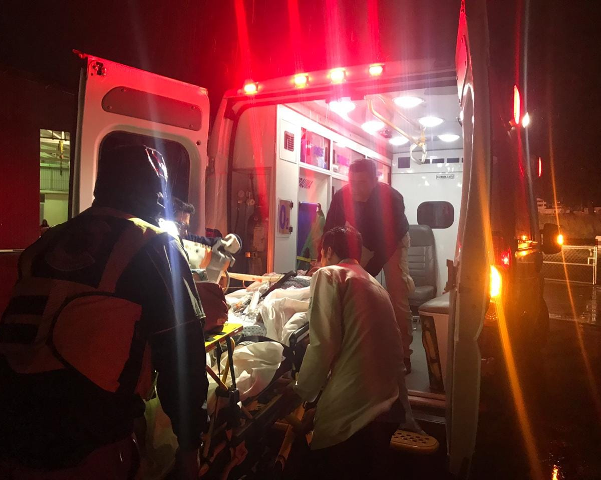 Un hombre de 39 años falleció la noche del domingo tras colisionar la motocicleta que conducía con una patana en la carretera Sánchez, en el tramo Azua-Baní, a la altura de la subida del Número, próximo a las unidades del Sistema Nacional de Atención a Emergencias y Seguridad 9-1-1, en el municipio Las Charcas. La víctima fue identificada como Daneris Rossis Martínez, quien murió a causa de múltiples traumas contusos severos, según el acta de levantamiento de cadáver emitida por el Instituto Nacional de Ciencias Forenses (Inacif). De acuerdo con el informe preliminar, Martínez se desplazaba en una motocicleta, cuyas características no pudieron ser establecidas debido a que el vehículo no se encontraba en el lugar al momento de la inspección. Las autoridades indicaron además que el motociclista no llevaba casco protector al momento del impacto. La colisión se produjo con una patana marca Peterbilt, de color gris, conducida por un hombre de 41 años, quien fue trasladado por una unidad del 9-1-1 al Centro Médico Popular Azuano y posteriormente abandonó el centro de salud. El accidente ocurrió alrededor de las 11:00 de la noche del 20 de julio, en el sector Hatillo, municipio Las Charcas, provincia Azua. Las autoridades mantienen abierta la investigación para determinar las circunstancias en que ocurrió el hecho.