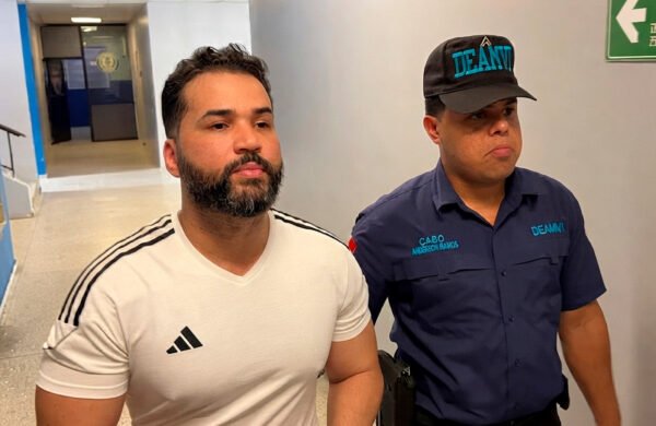 El doctor Wilber Polanco fue arrestado nuevamente la tarde de este lunes, minutos después de recuperar su libertad mediante el pago de una garantía económica, en cumplimiento de una nueva orden judicial vinculada a otra investigación. La detención fue ejecutada por agentes de la Dirección Especializada de Atención a la Mujer y Violencia Intrafamiliar (Deamvi) en las inmediaciones del Centro de Corrección y Rehabilitación (CCR) Vista al Valle, cuando el médico abandonaba el recinto penitenciario. Polanco había permanecido bajo prisión preventiva por una denuncia relacionada con un presunto incidente que involucra a una ciudadana haitiana en el municipio de Las Guáranas, provincia Duarte. Sin embargo, tras obtener la libertad bajo garantía económica, fue nuevamente detenido por disposición de las autoridades. De acuerdo con informaciones publicadas por Agenda 56, la nueva orden de arresto responde a una investigación por un hecho de características similares que presuntamente ocurrió en 2019 en el municipio de Arenoso. Tras su captura, el galeno fue trasladado bajo custodia policial a la sede de la Policía Nacional, donde continuará el proceso correspondiente. Durante el traslado, Polanco fue abordado por representantes de distintos medios de comunicación, pero decidió no ofrecer declaraciones sobre la nueva acusación. El Ministerio Público informó que continúa las diligencias investigativas para determinar las acciones legales correspondientes en torno al caso ocurrido en 2019.
