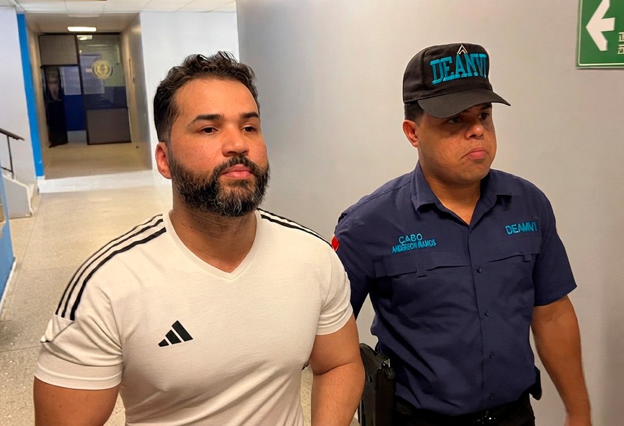 El doctor Wilber Polanco fue arrestado nuevamente la tarde de este lunes, minutos después de recuperar su libertad mediante el pago de una garantía económica, en cumplimiento de una nueva orden judicial vinculada a otra investigación. La detención fue ejecutada por agentes de la Dirección Especializada de Atención a la Mujer y Violencia Intrafamiliar (Deamvi) en las inmediaciones del Centro de Corrección y Rehabilitación (CCR) Vista al Valle, cuando el médico abandonaba el recinto penitenciario. Polanco había permanecido bajo prisión preventiva por una denuncia relacionada con un presunto incidente que involucra a una ciudadana haitiana en el municipio de Las Guáranas, provincia Duarte. Sin embargo, tras obtener la libertad bajo garantía económica, fue nuevamente detenido por disposición de las autoridades. De acuerdo con informaciones publicadas por Agenda 56, la nueva orden de arresto responde a una investigación por un hecho de características similares que presuntamente ocurrió en 2019 en el municipio de Arenoso. Tras su captura, el galeno fue trasladado bajo custodia policial a la sede de la Policía Nacional, donde continuará el proceso correspondiente. Durante el traslado, Polanco fue abordado por representantes de distintos medios de comunicación, pero decidió no ofrecer declaraciones sobre la nueva acusación. El Ministerio Público informó que continúa las diligencias investigativas para determinar las acciones legales correspondientes en torno al caso ocurrido en 2019.