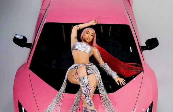 Yailin celebra cumpleaños con Lamborghini rosado
