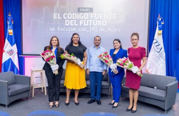 Panel ‘El código fuente del futuro’ destacó rol de la mujer en tecnología